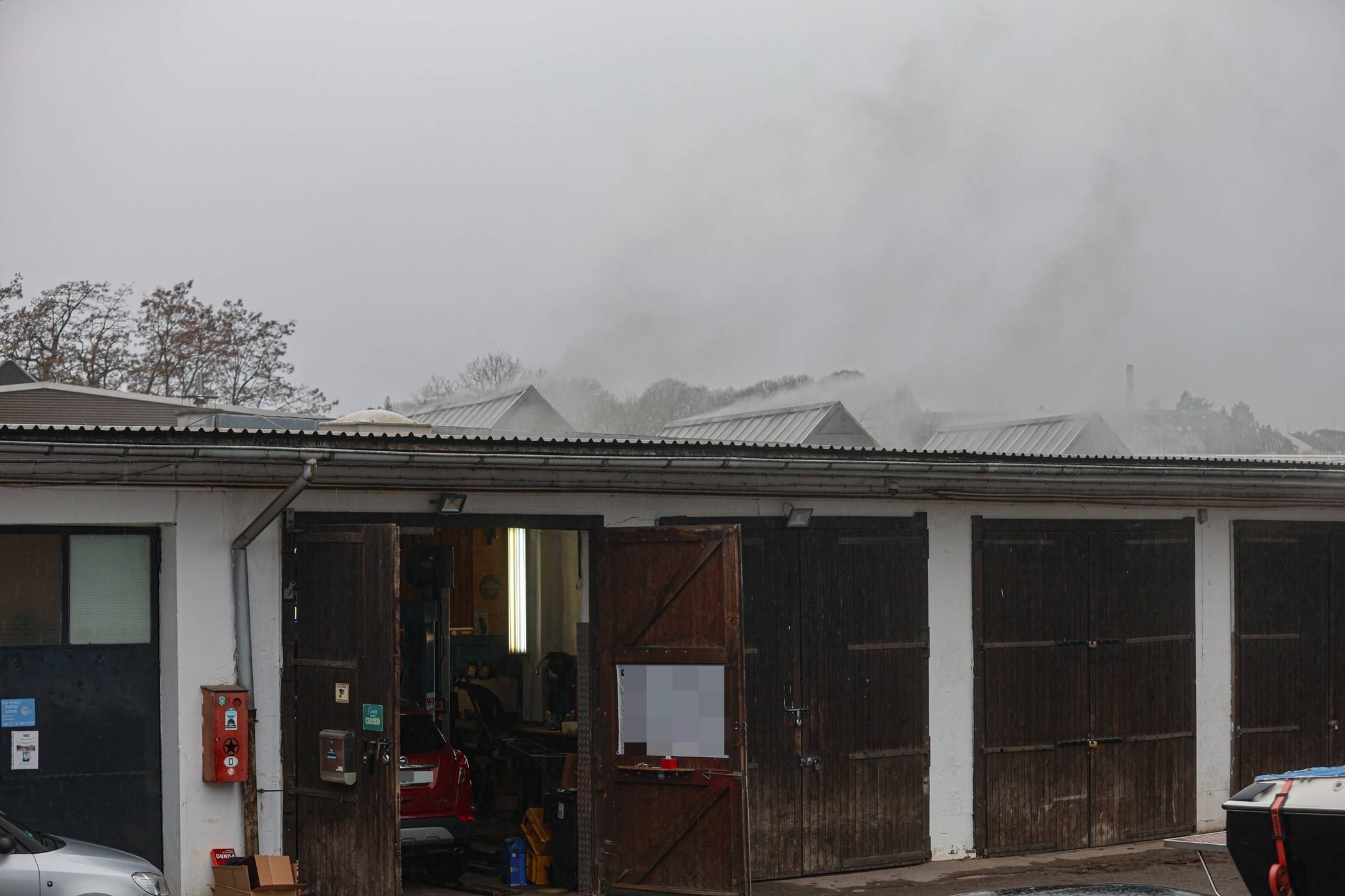 Der Rauch quoll aus der Halle.
