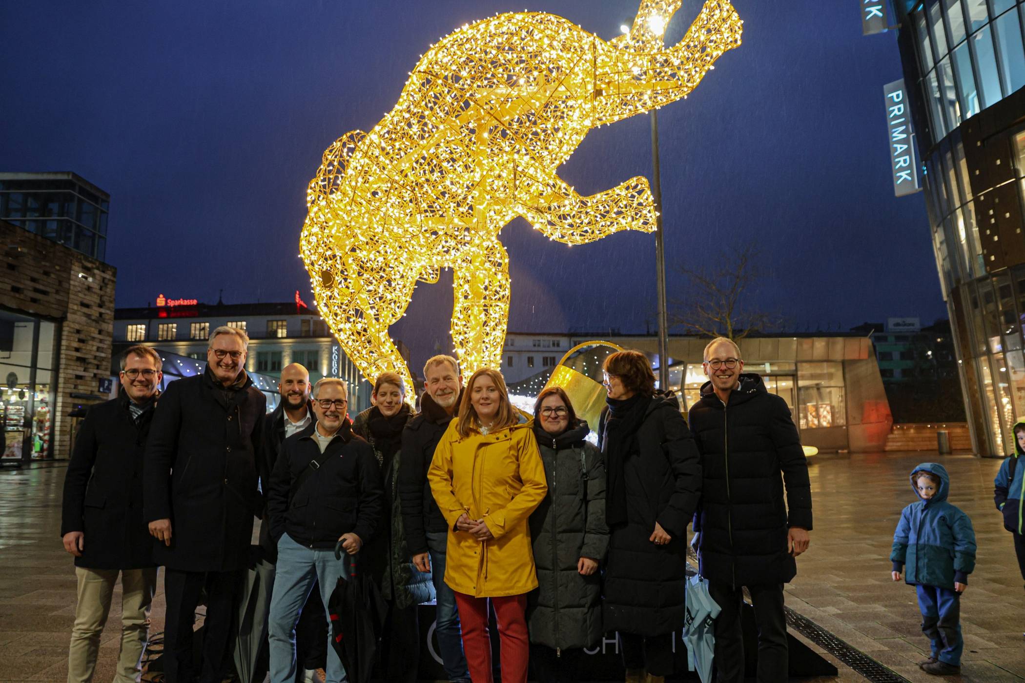  Die Protagonistinnen und Protagonisten vor dem beleuchteten Tuffi. 