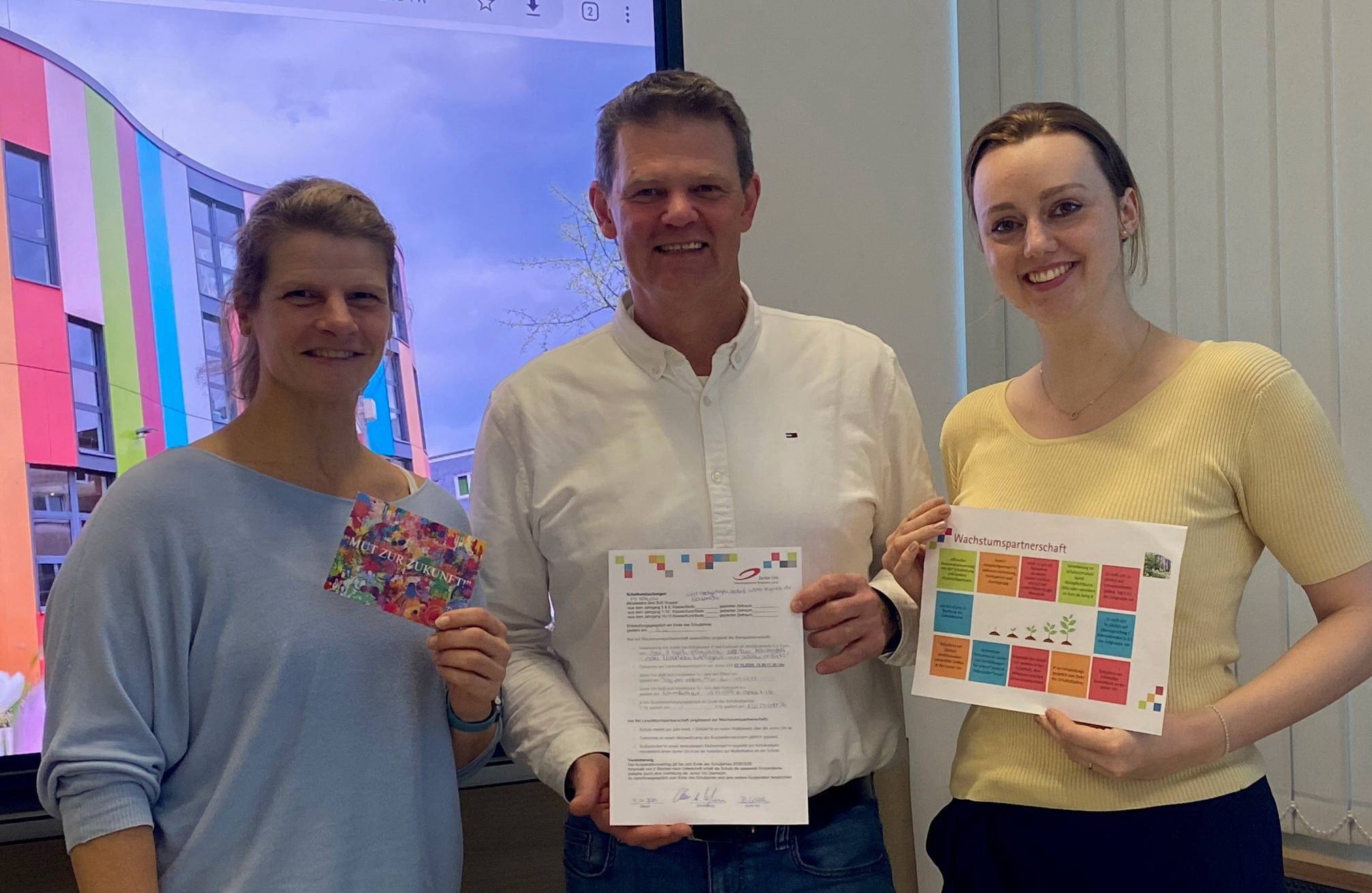  Natalie Gawenat (li.) und Bettina Wiek vom Team der Junior Uni mit Schulleiter Claus A. Wyneken. 