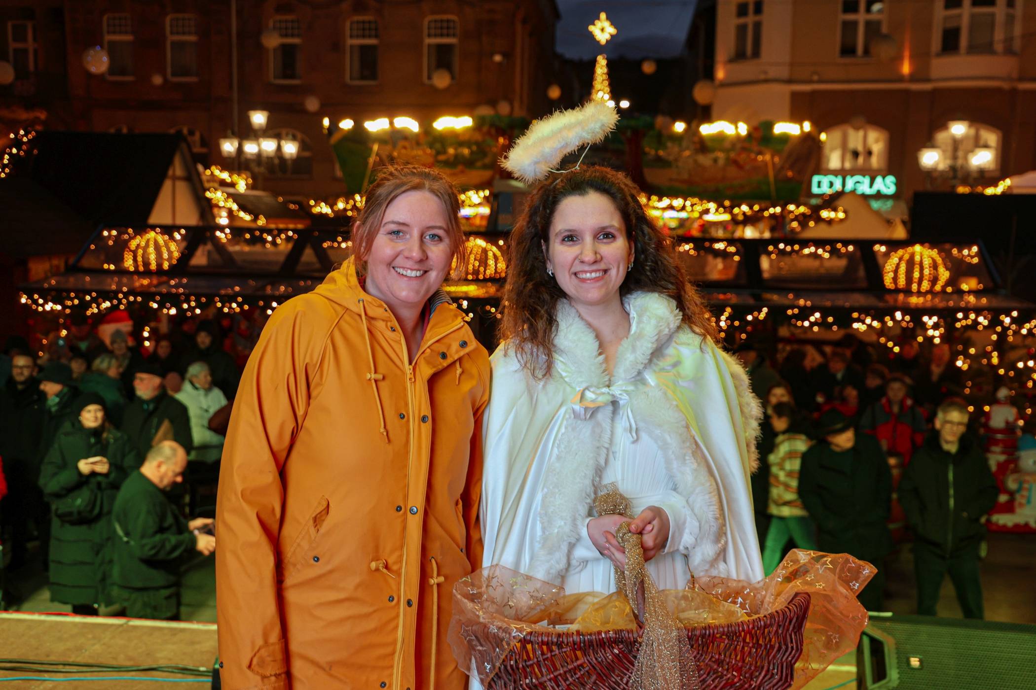  Oberbürgermeisterin Miriam Scherff auf dem Rathausvorplatz mit dem Engelchen. 