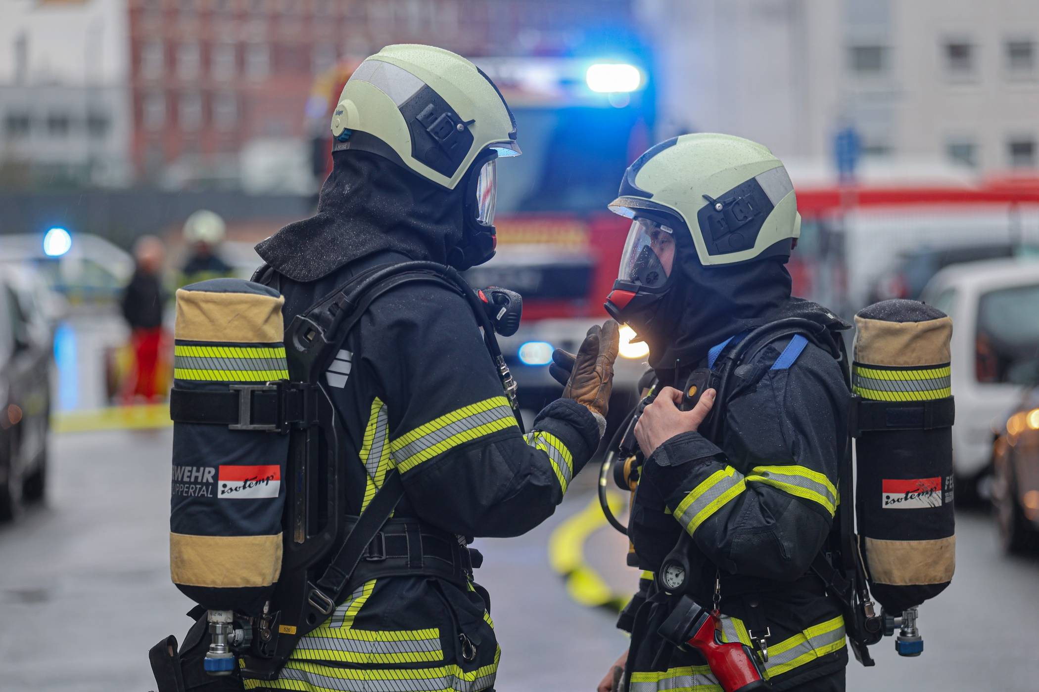 Die Einsatzkräfte agierten unter Atemschutz.