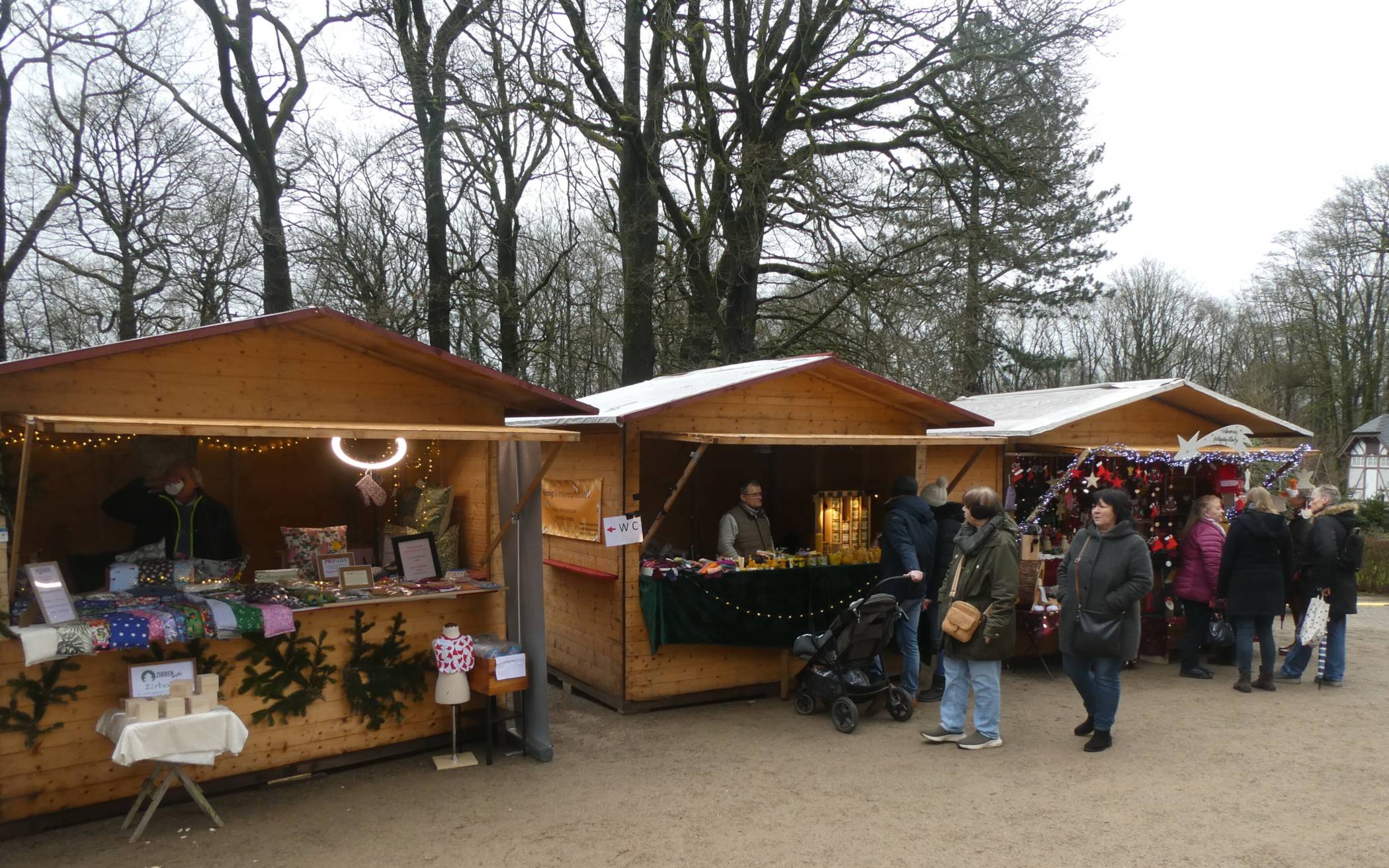 Das Hüttendorf direkt am Turm.
