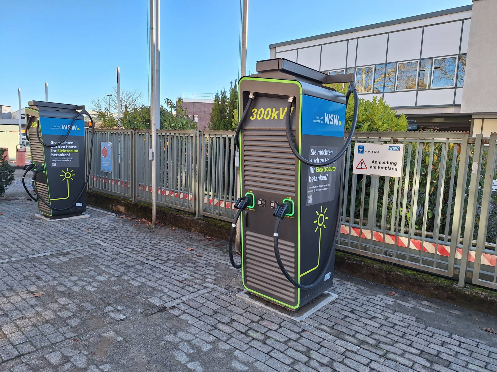  Die beiden neuen Schnellladestationen. 