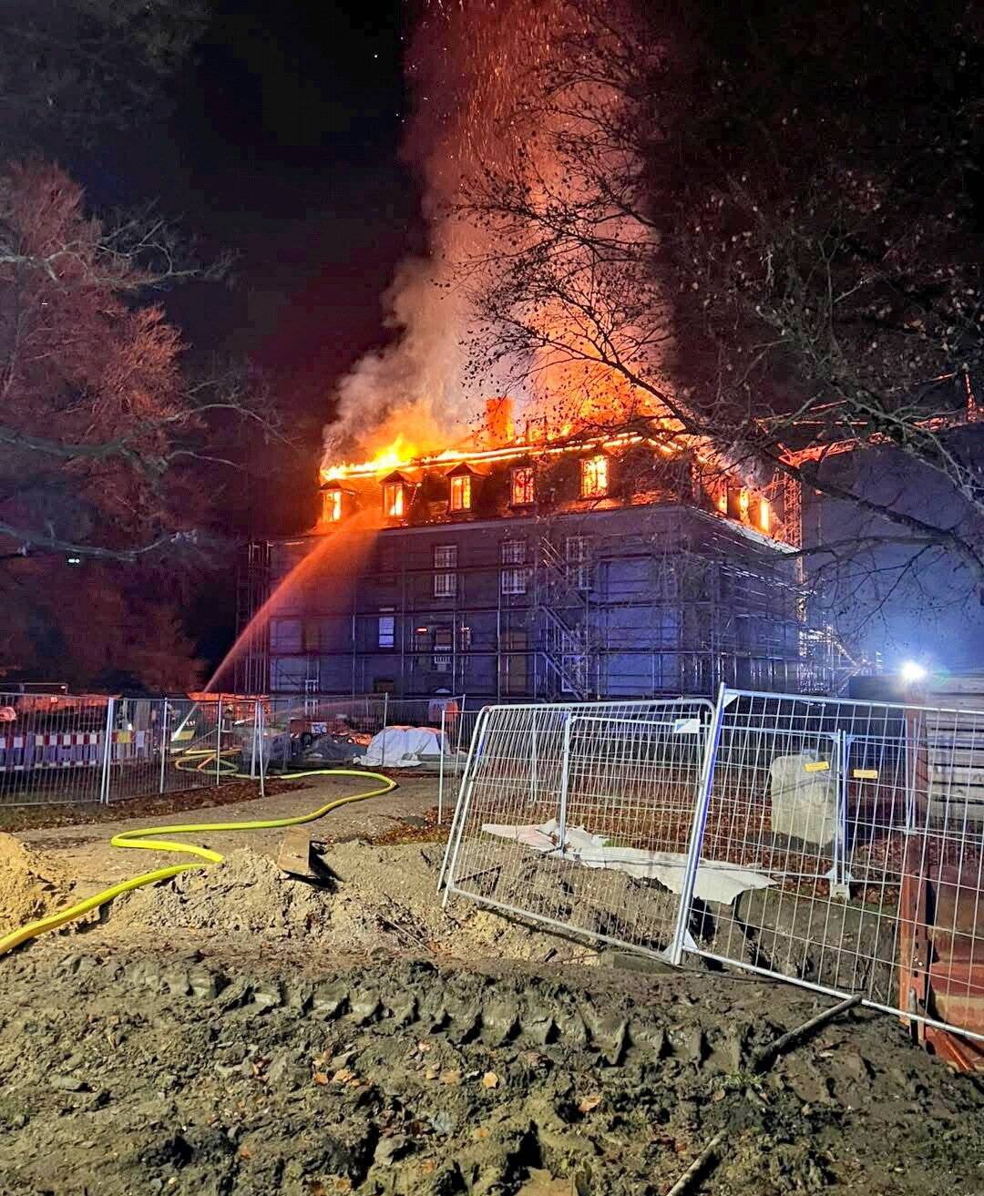 Die Flammen schlugen in den Nachthimmel.