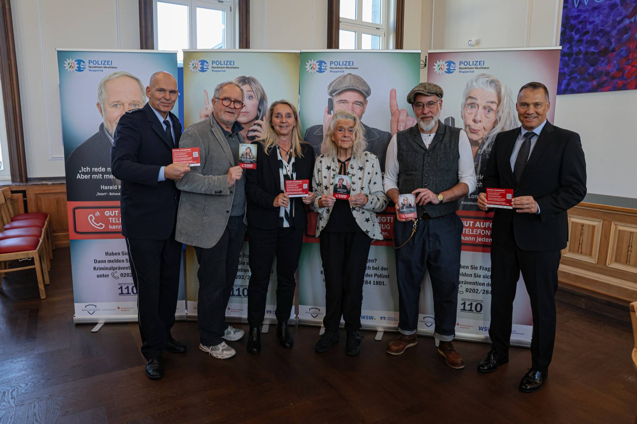  Sie alle setzen sich gegen Telefonbetrug ein. 