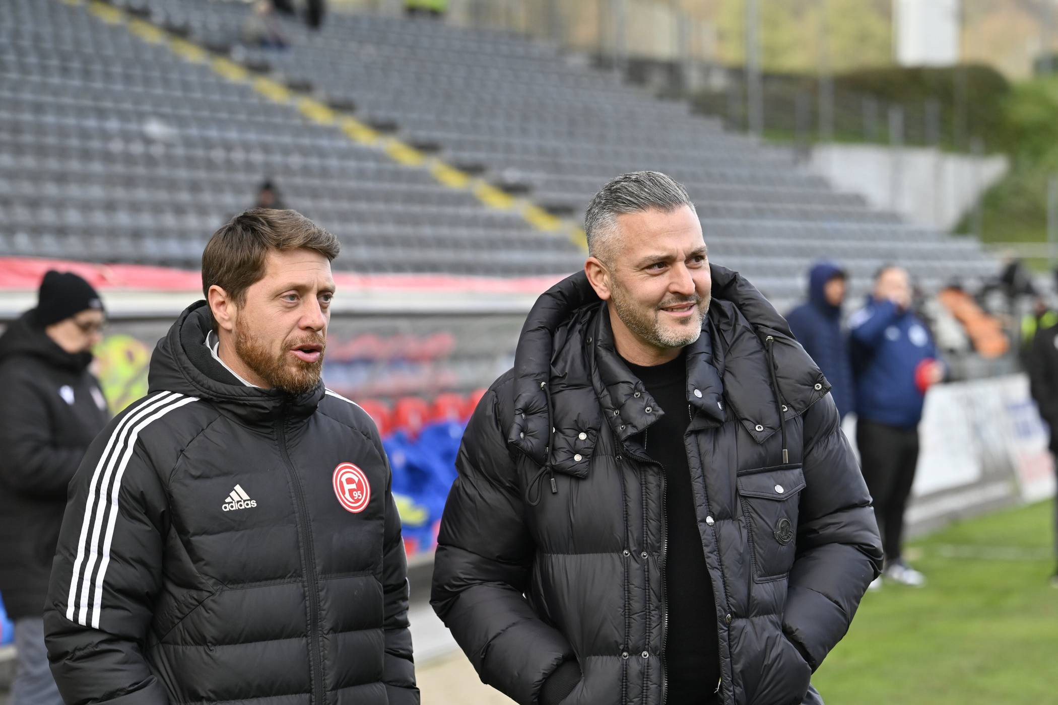  Düsseldorfs Co-Trainer Andreas „Lumpi“ Lambertz und WSV-Sportchef Gaetano Manno vor dem Anpfiff. 