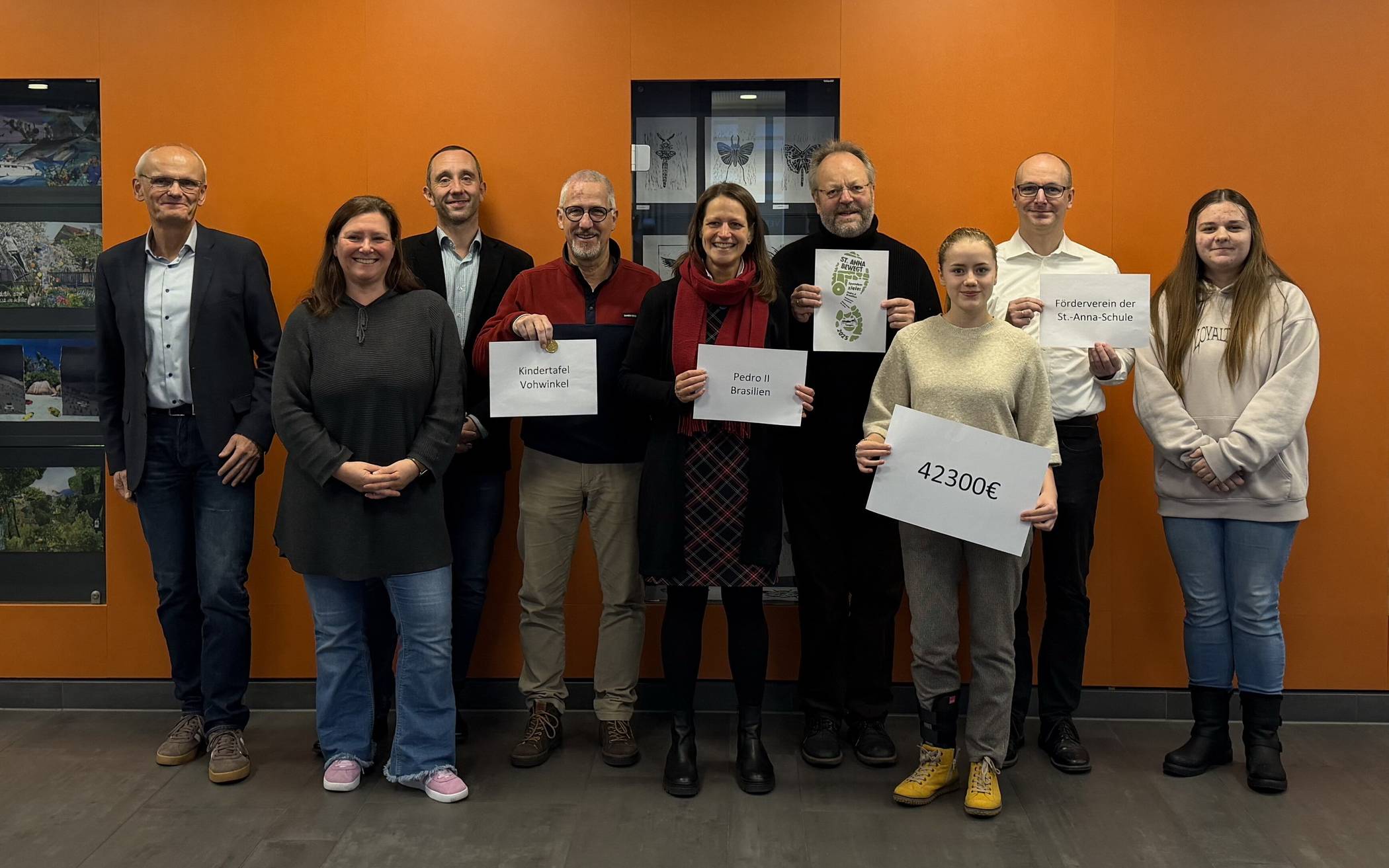 Die Übergabe der umfangreichen Schecks.