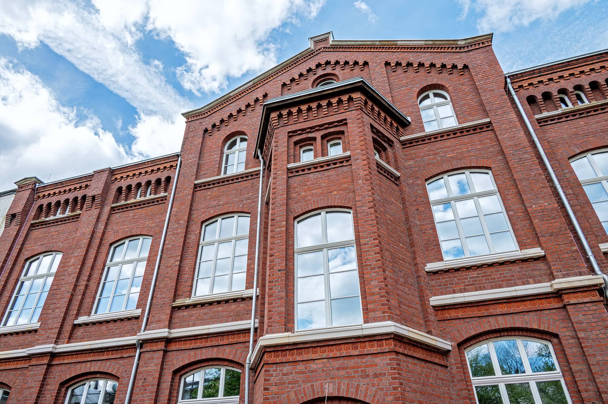 Die neue Fassade der Helene-Stöcker-Schule.