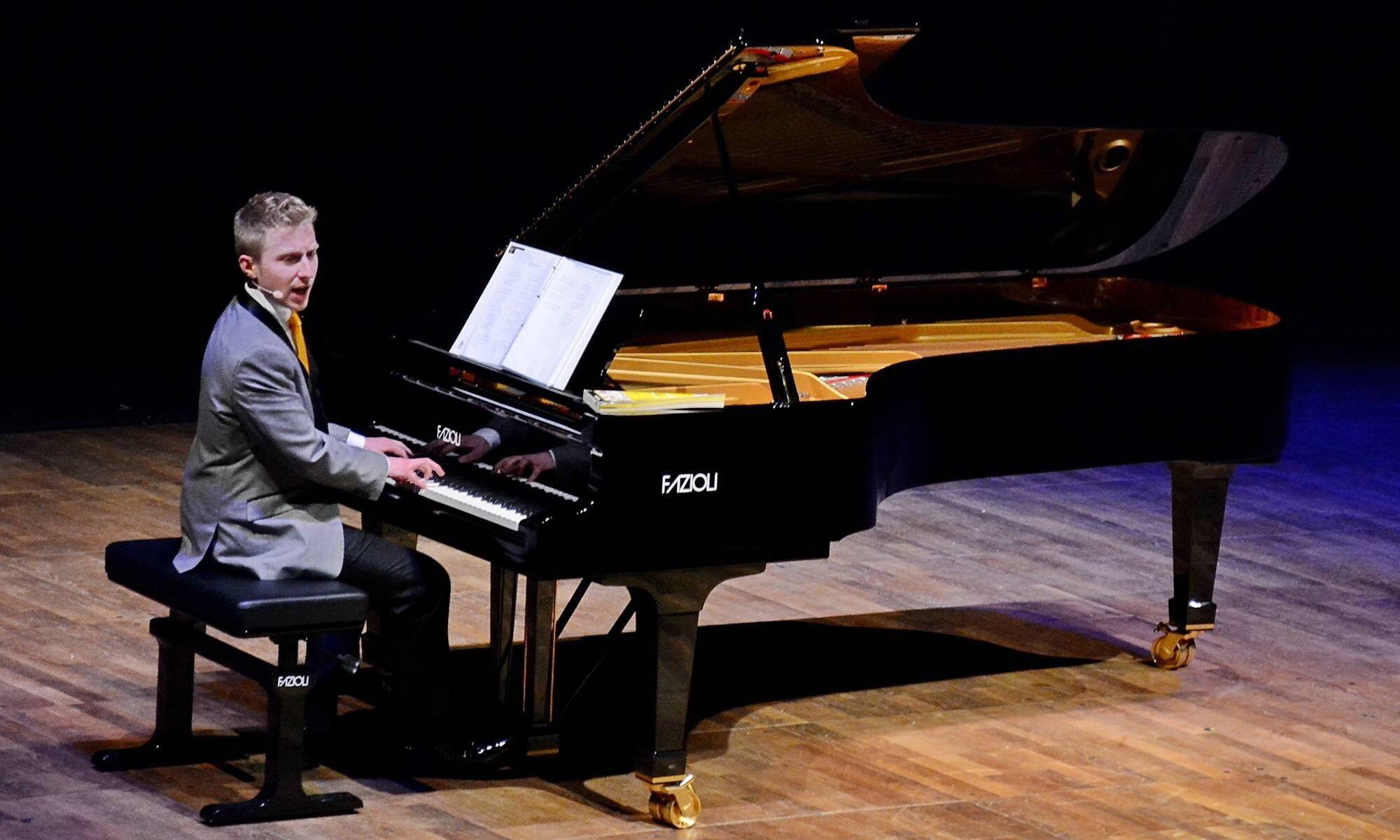  Patrick Hahn bei einem seiner Kreisler-Abende. 