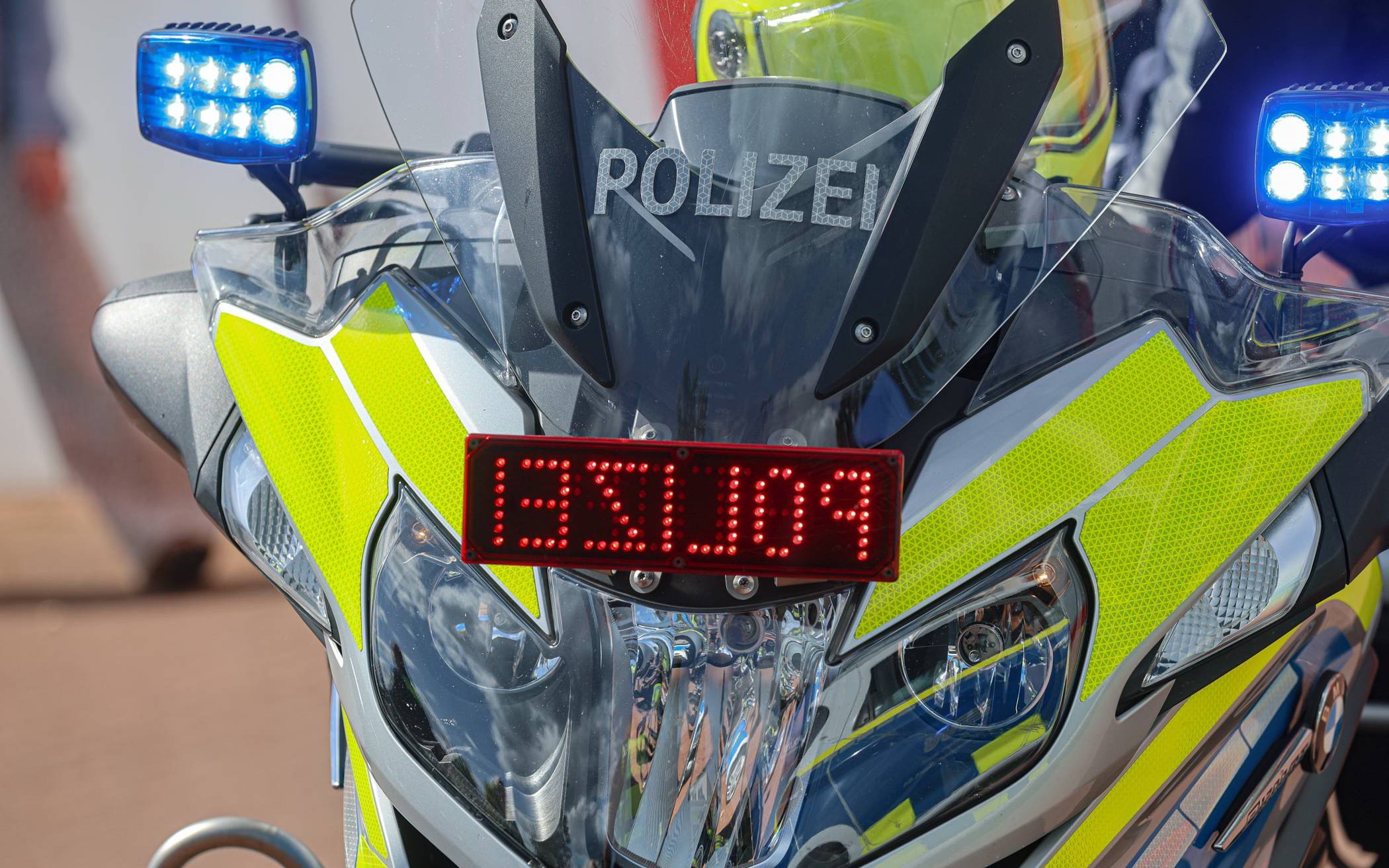 Autofahrerin verschwindet nach Unfall auf Zebrastreifen