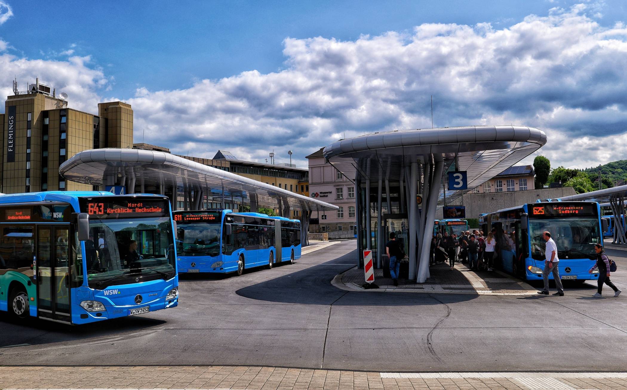  Busse am Döppersberg. 