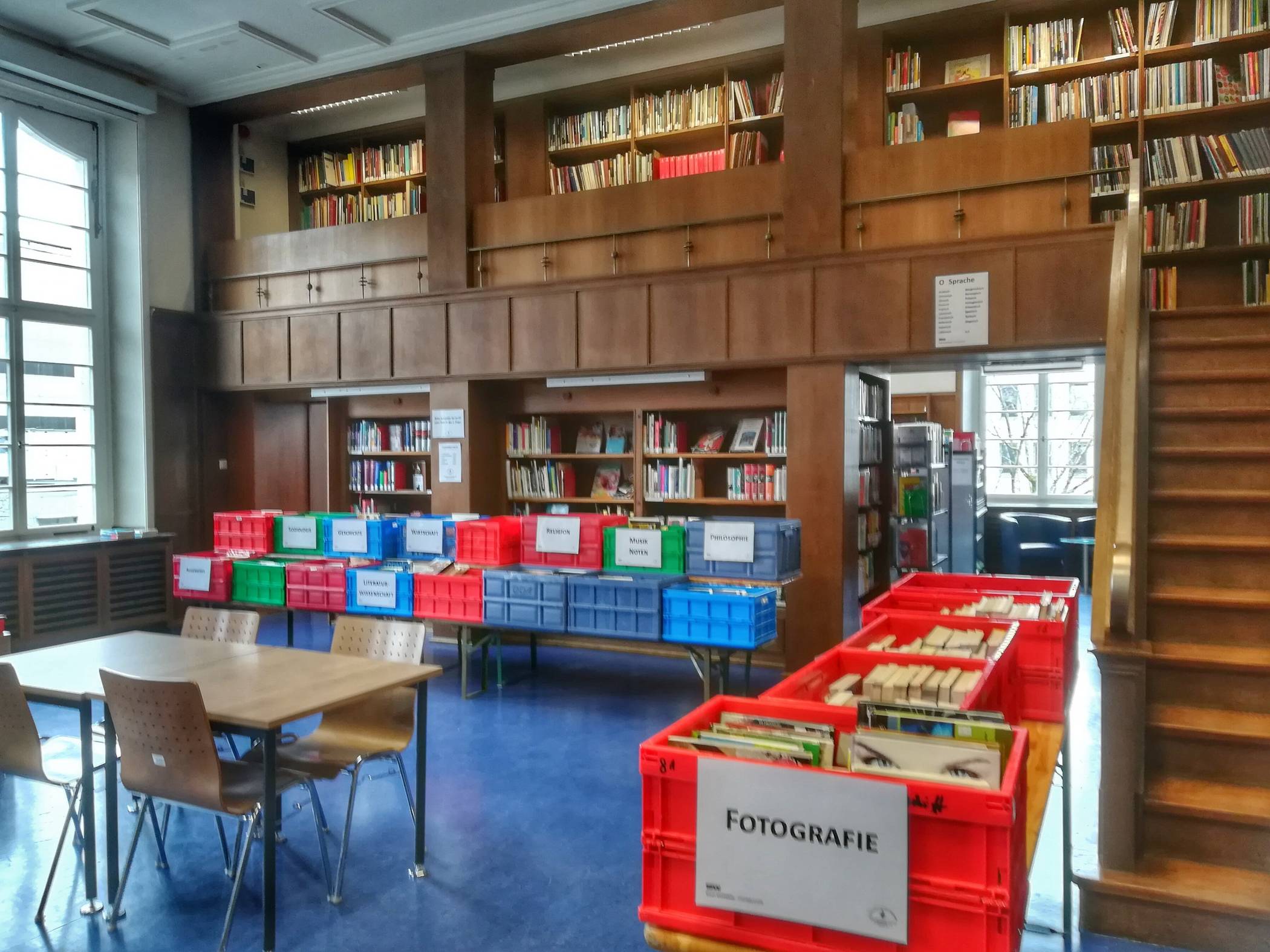  Blick in die Bibliothek. 