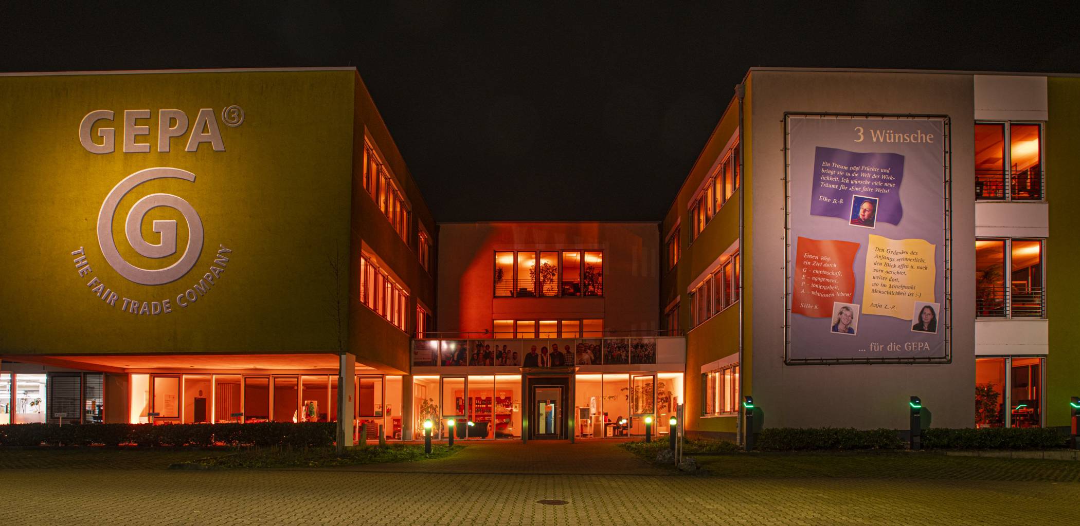Das orange beleuchtete Gebäude der GEPA