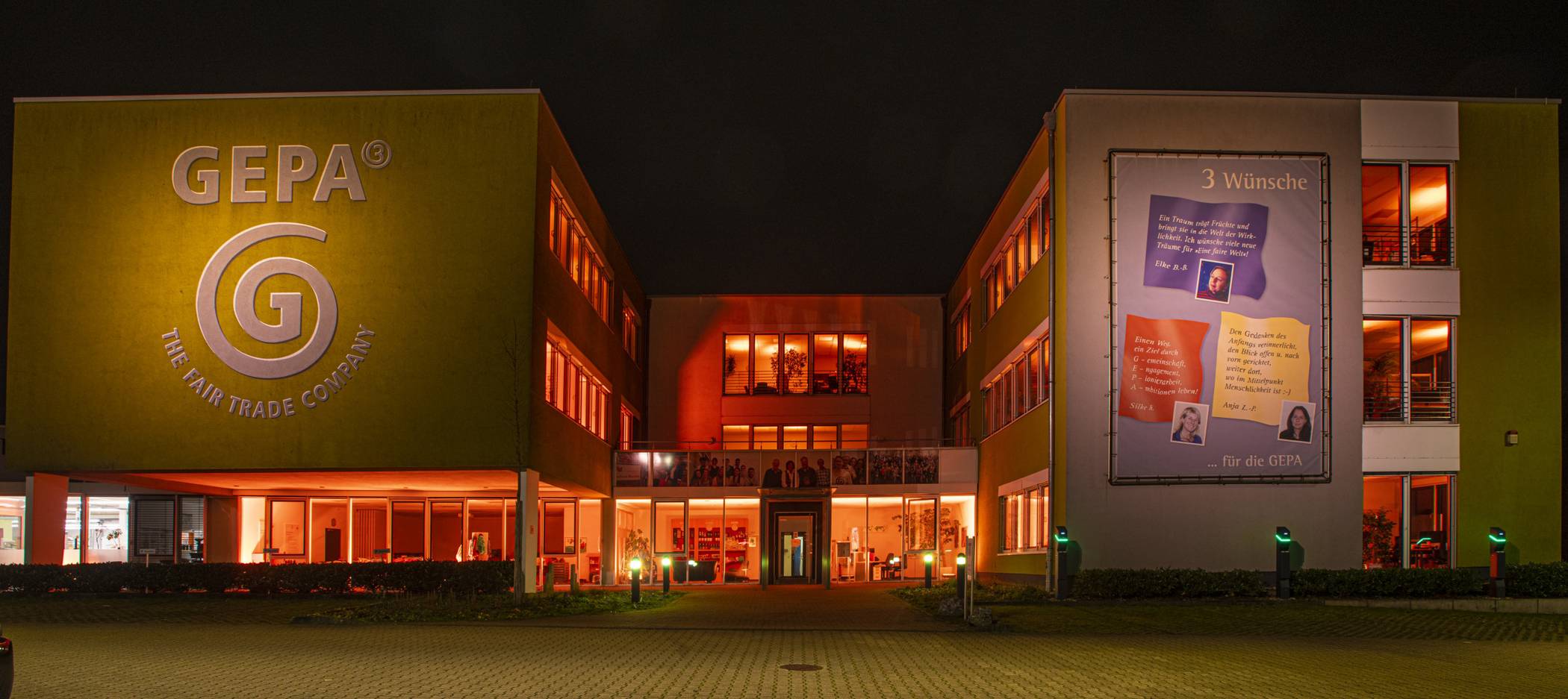  Das orange beleuchtete Gebäude der GEPA (Symbolbild). 