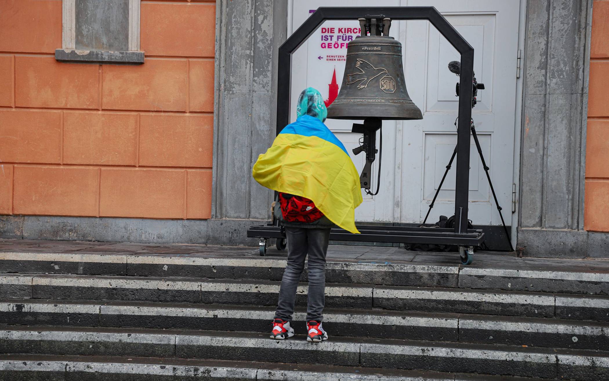 Samstag: 250 Holzglocken für den Kauf der „PeaceBell“