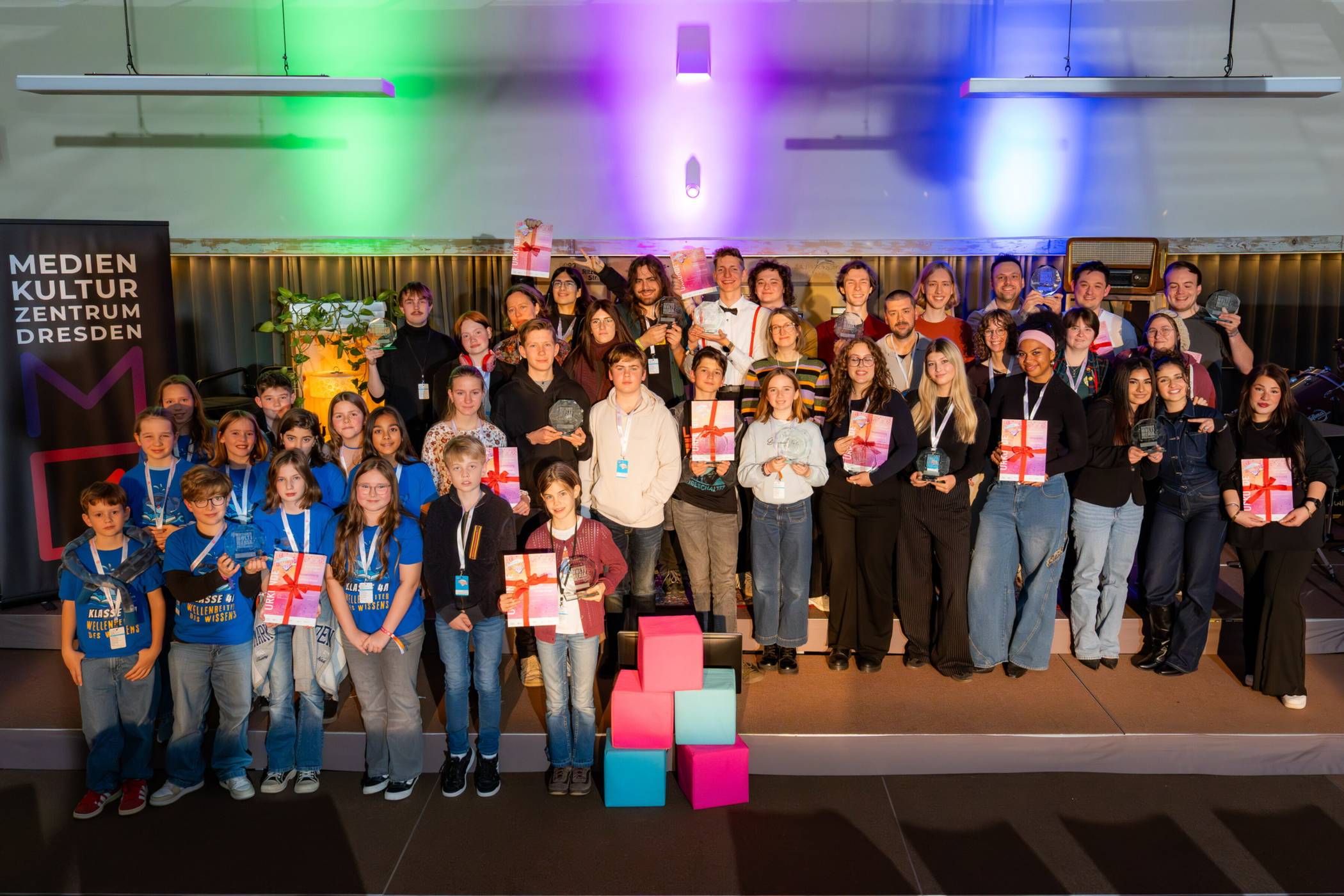  Die Preisträgerinnen und Preisträger auf der Bühne. 