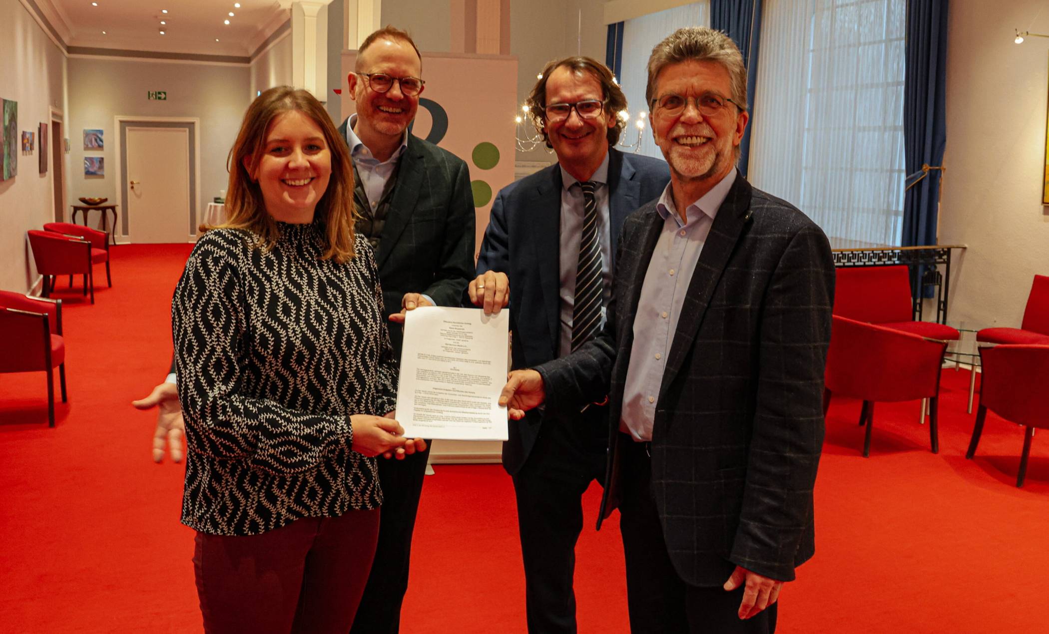 Die Beteiligten mit dem Vertragswerk in der Concordia.