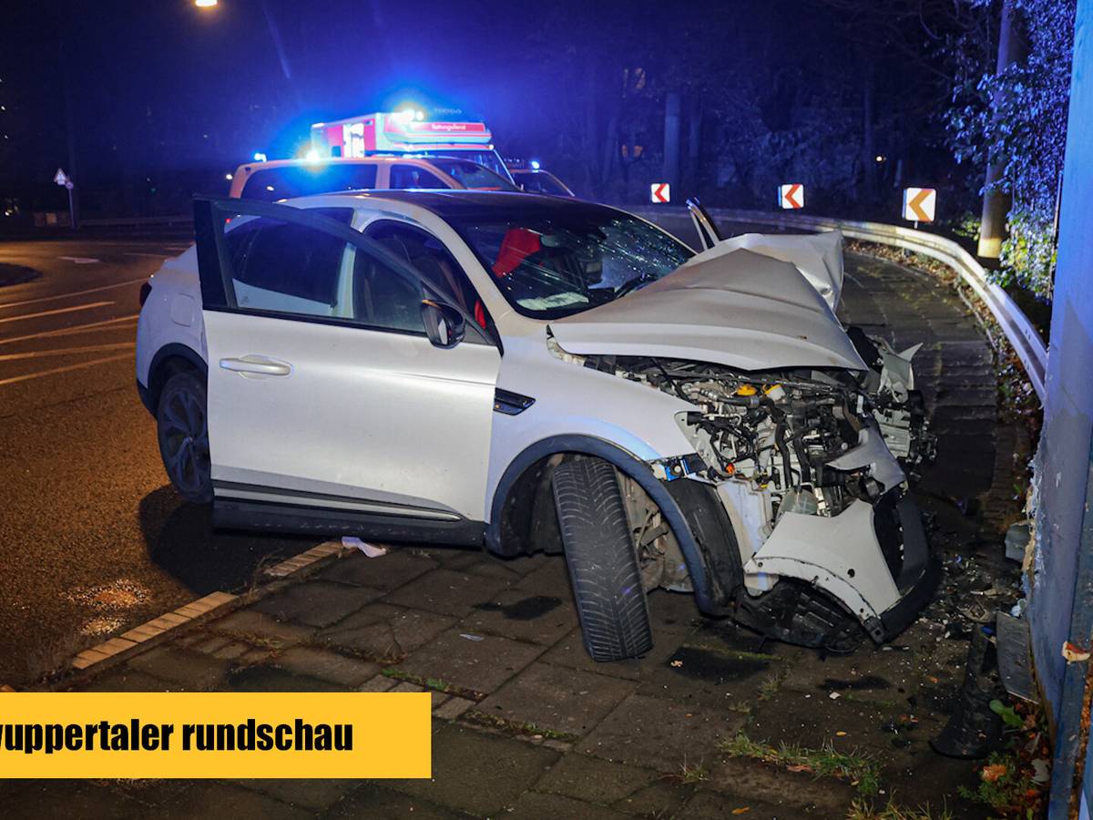 Video: Auto kracht gegen Hauswand