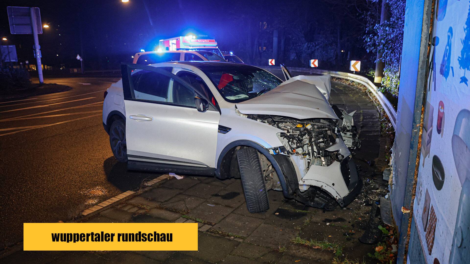 Video: Auto kracht gegen Hauswand
