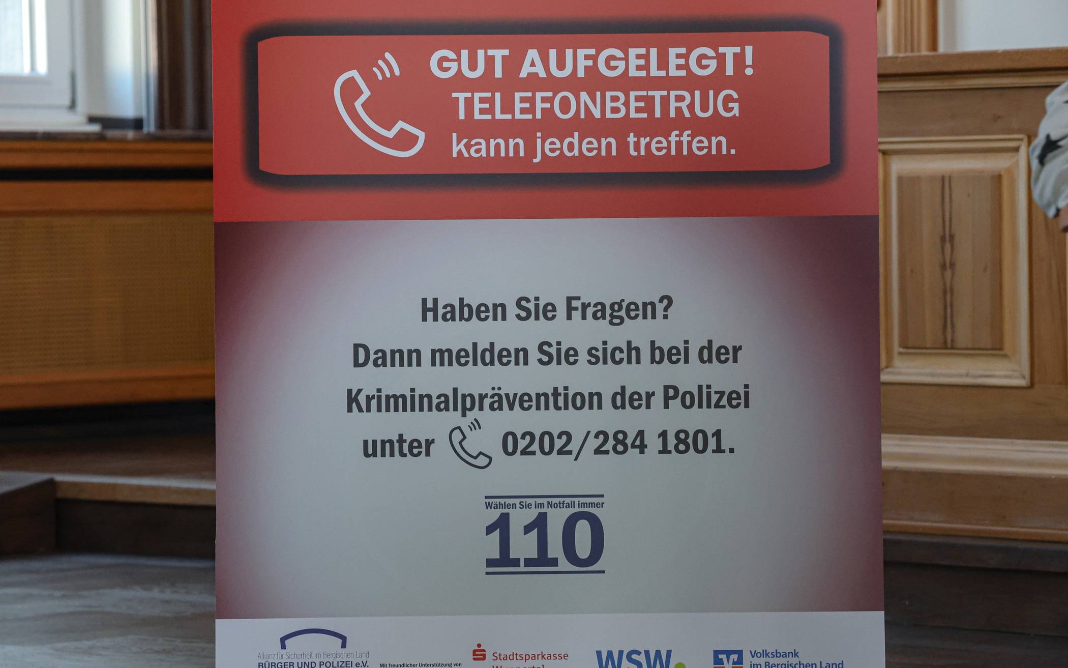 Trickbetrüger gelangt in Wuppertal an Kreditkarten