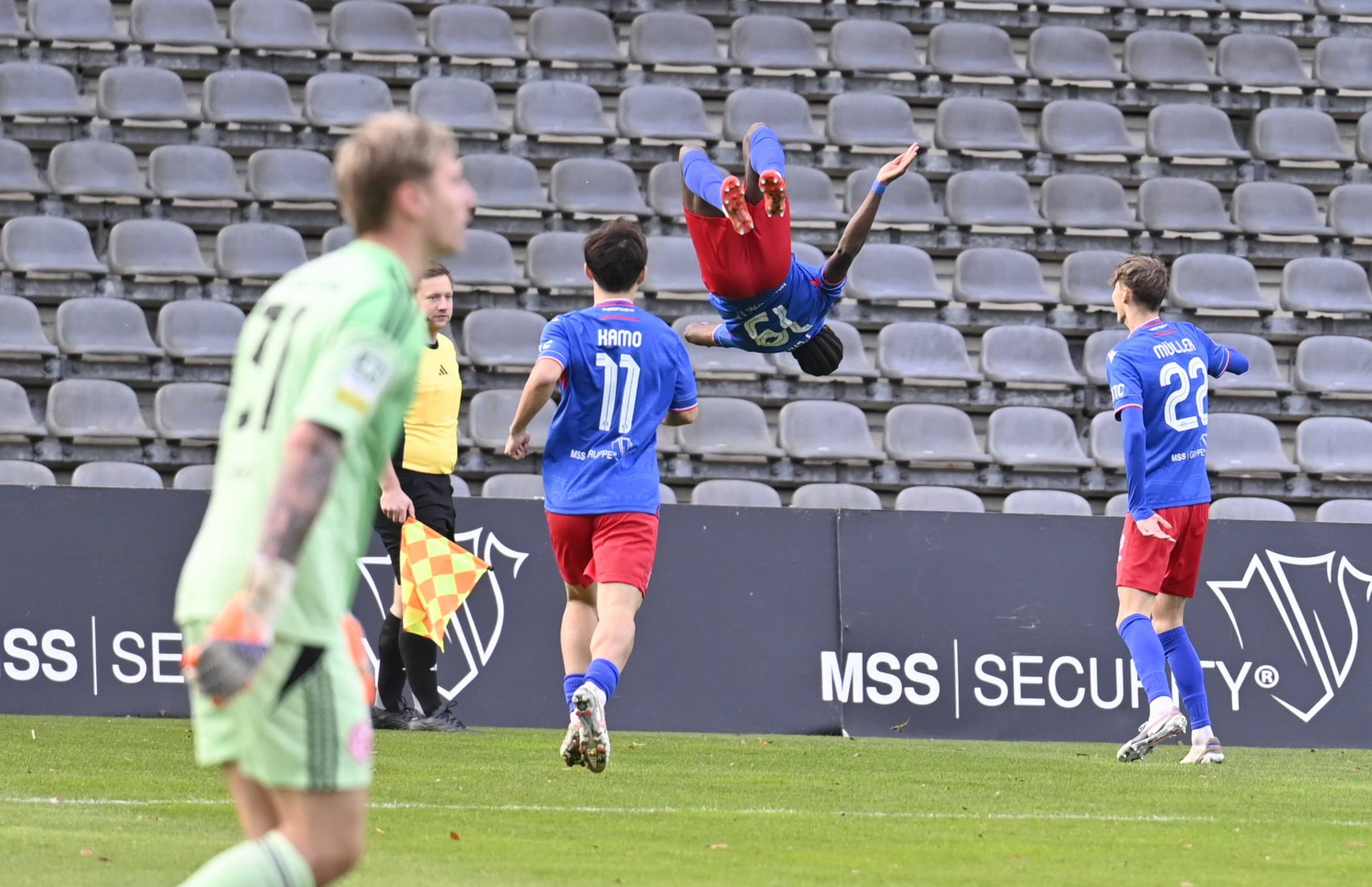  Jeff Fehr mit der ertistischen Einlagen nach dem 1:0 gegen Düsseldorf. Am Ende jubelten aber die Gäste. 