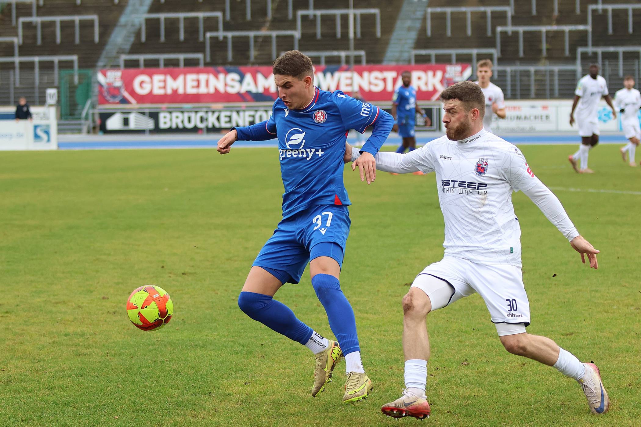 Szene mit Amin Bouzraa (li.).