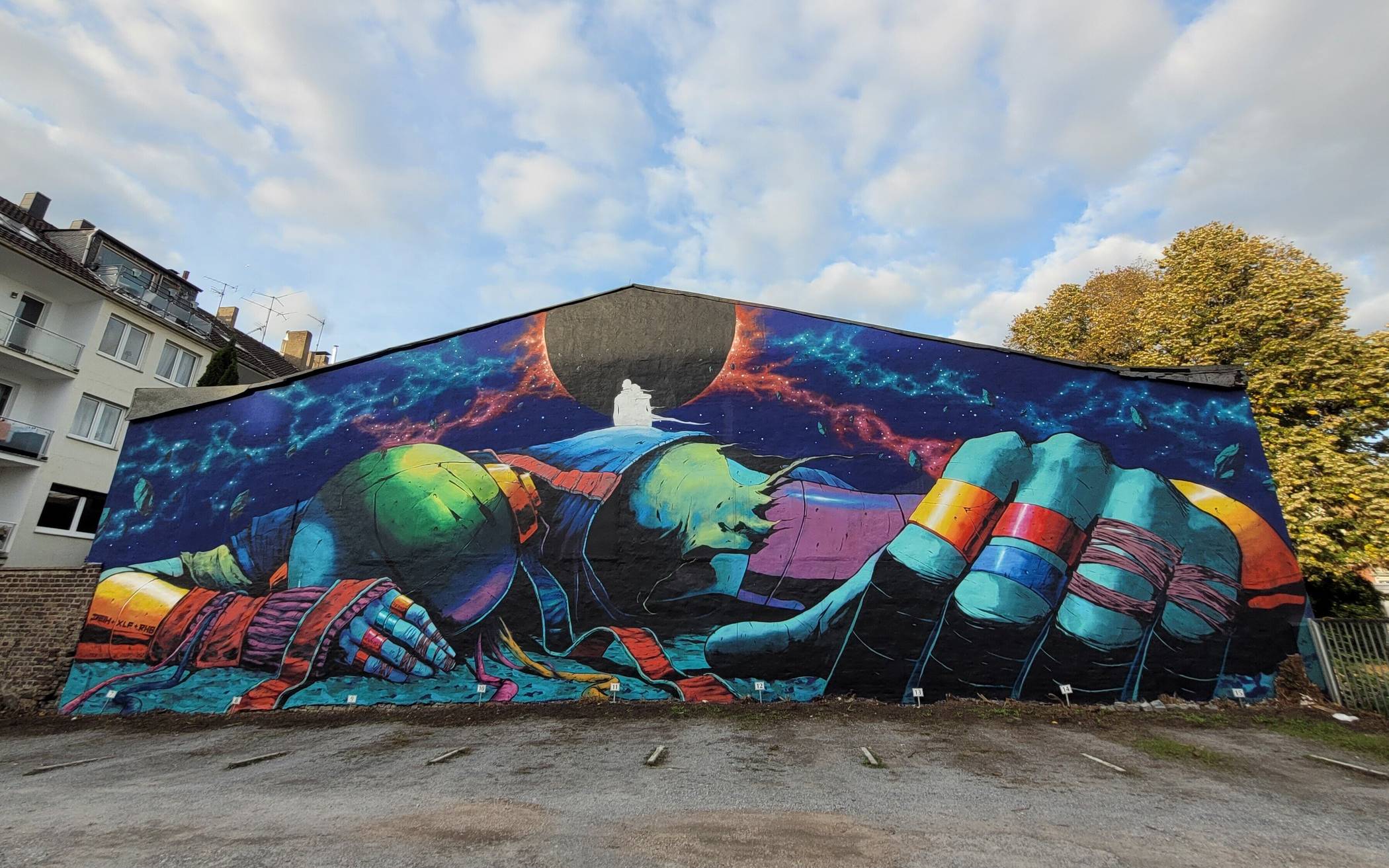 Unmittelbar neben seiner ersten Wand an