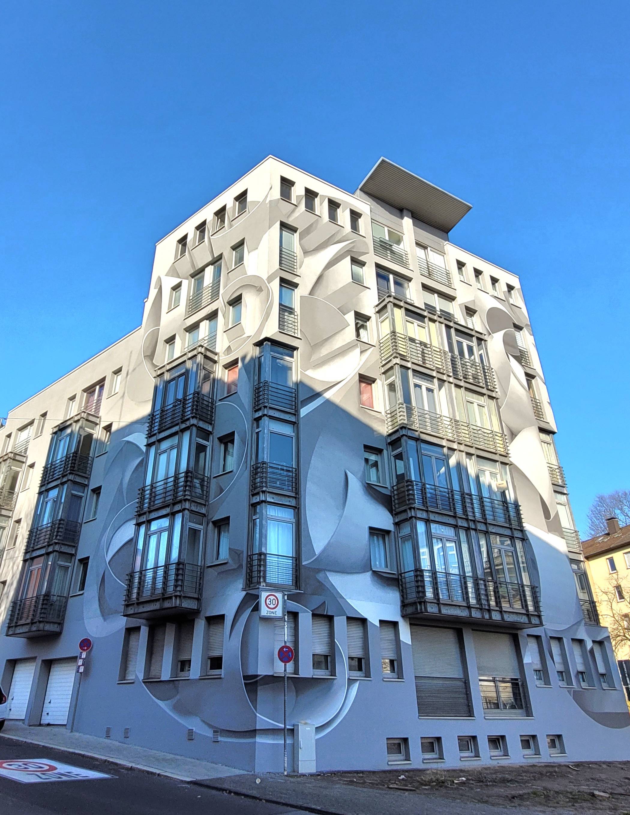 Mit dreidimensionalen Grafik-Elementen in Grau und Anthrazit aufgebrochen: „Peeta“...