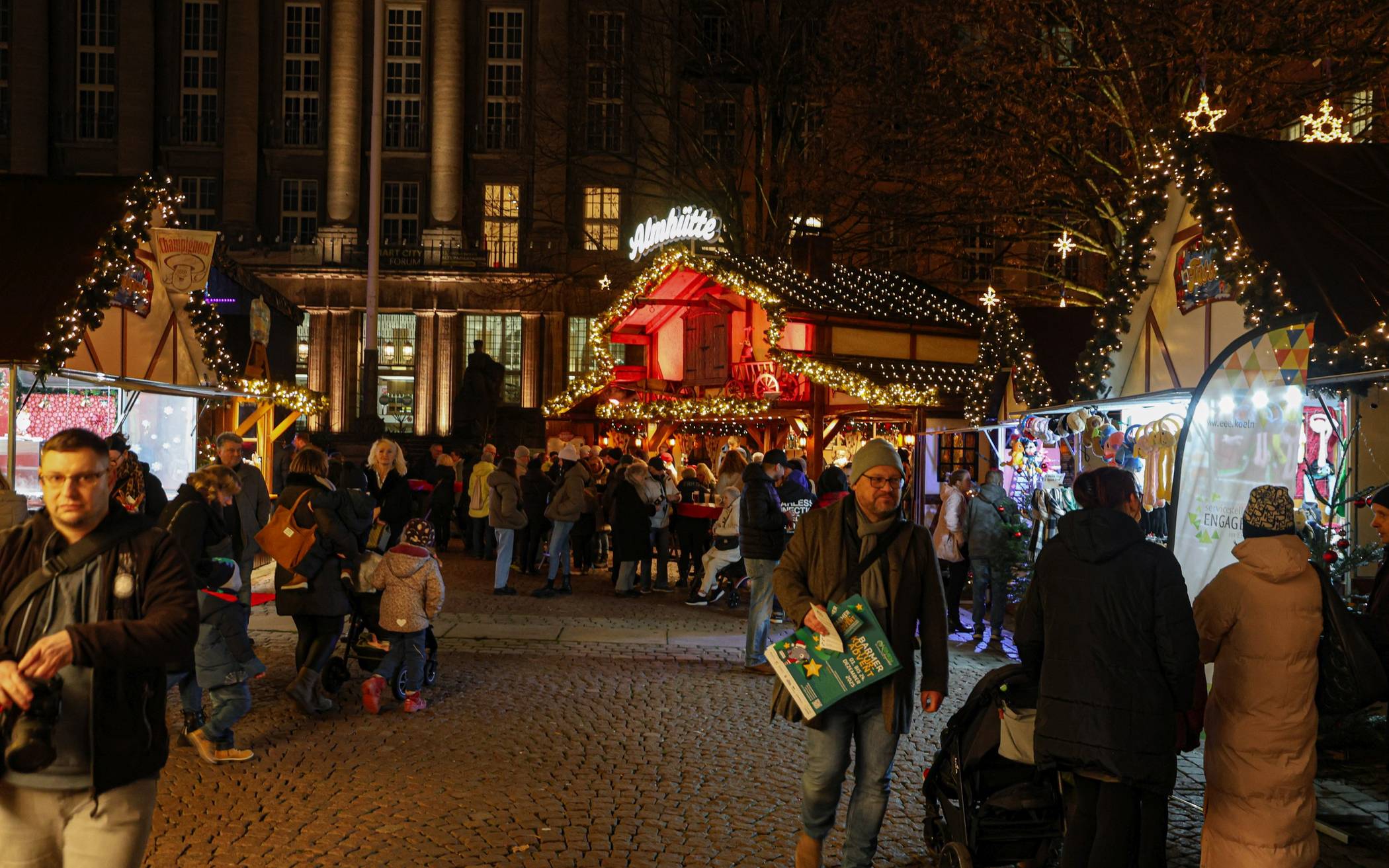 Der Weihnachtsmarkt vor dem Rathaus.