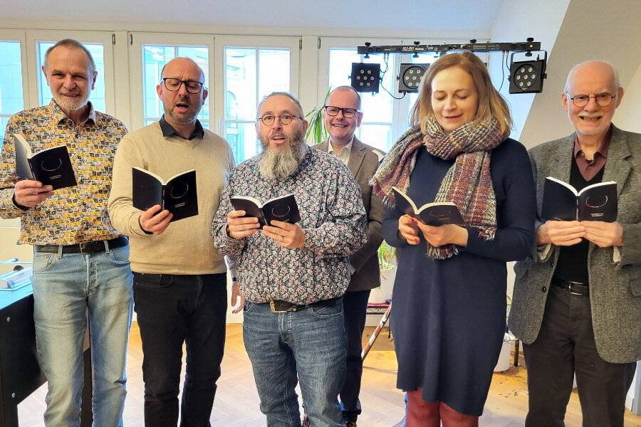  Auf dem Pfarrkonvent hatten die Theologinnen und Theologen viel Spaß mit dem neuen Gesangbuch. 