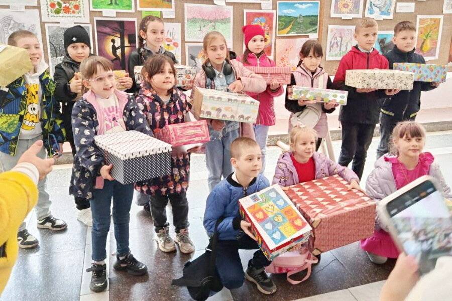 Schon im vergangenen Jahr haben sich die Kinder über die schön verpackten Geschenke gefreut.