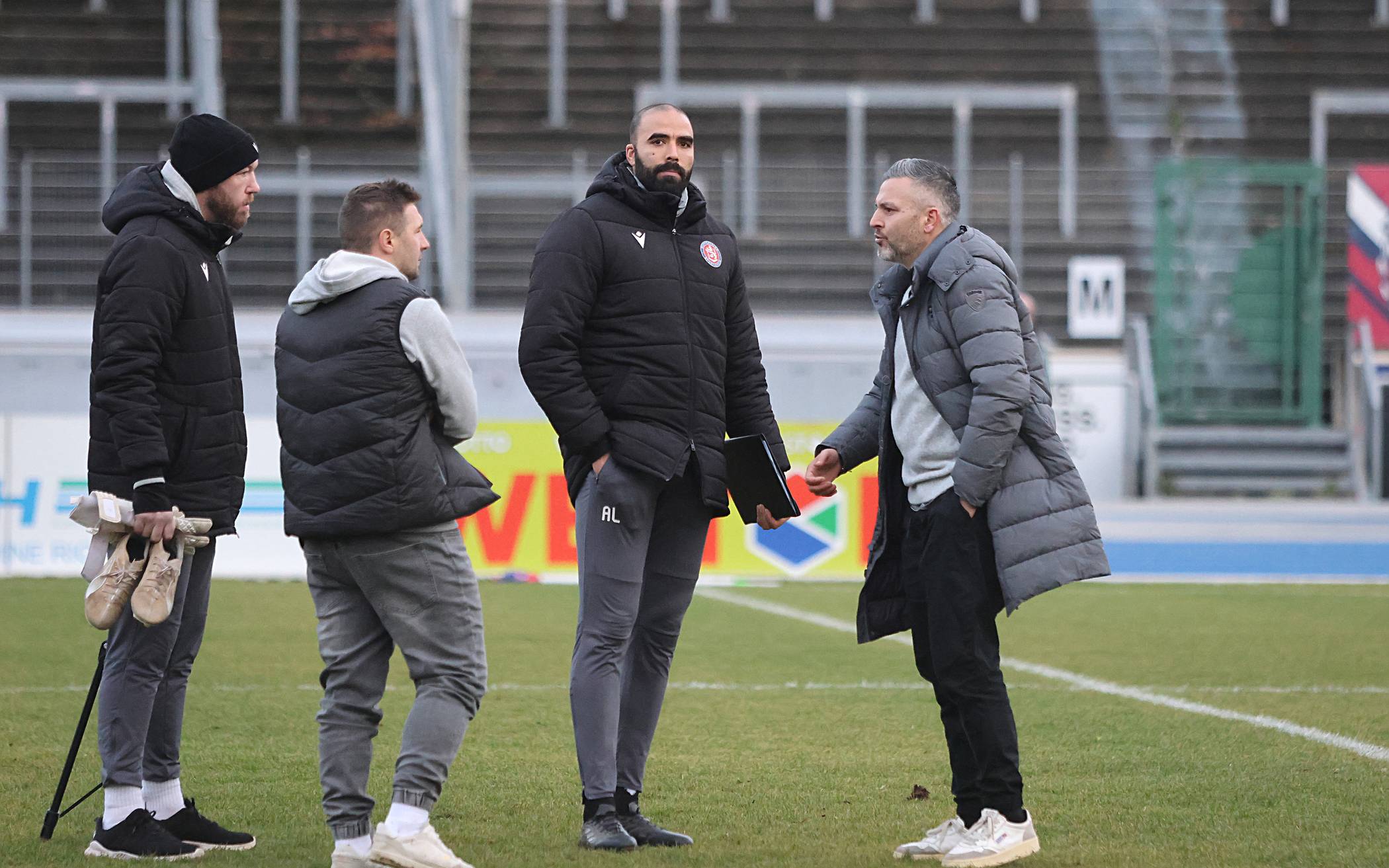 Sportchef Gaetano Manno (re.) im Gespräch