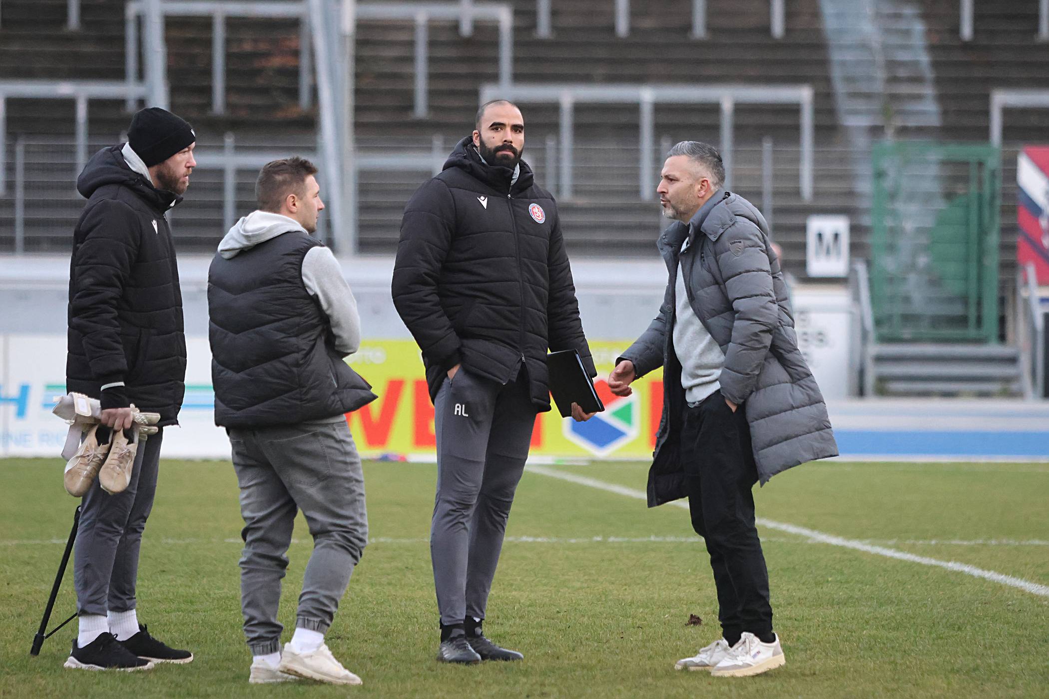  Sportchef Gaetano Manno (re.) im Gespräch mit Trainer Sebastian Tyrala (2.v.li.) und Co-Trainer Adli Lachheb (2.v.re.). 