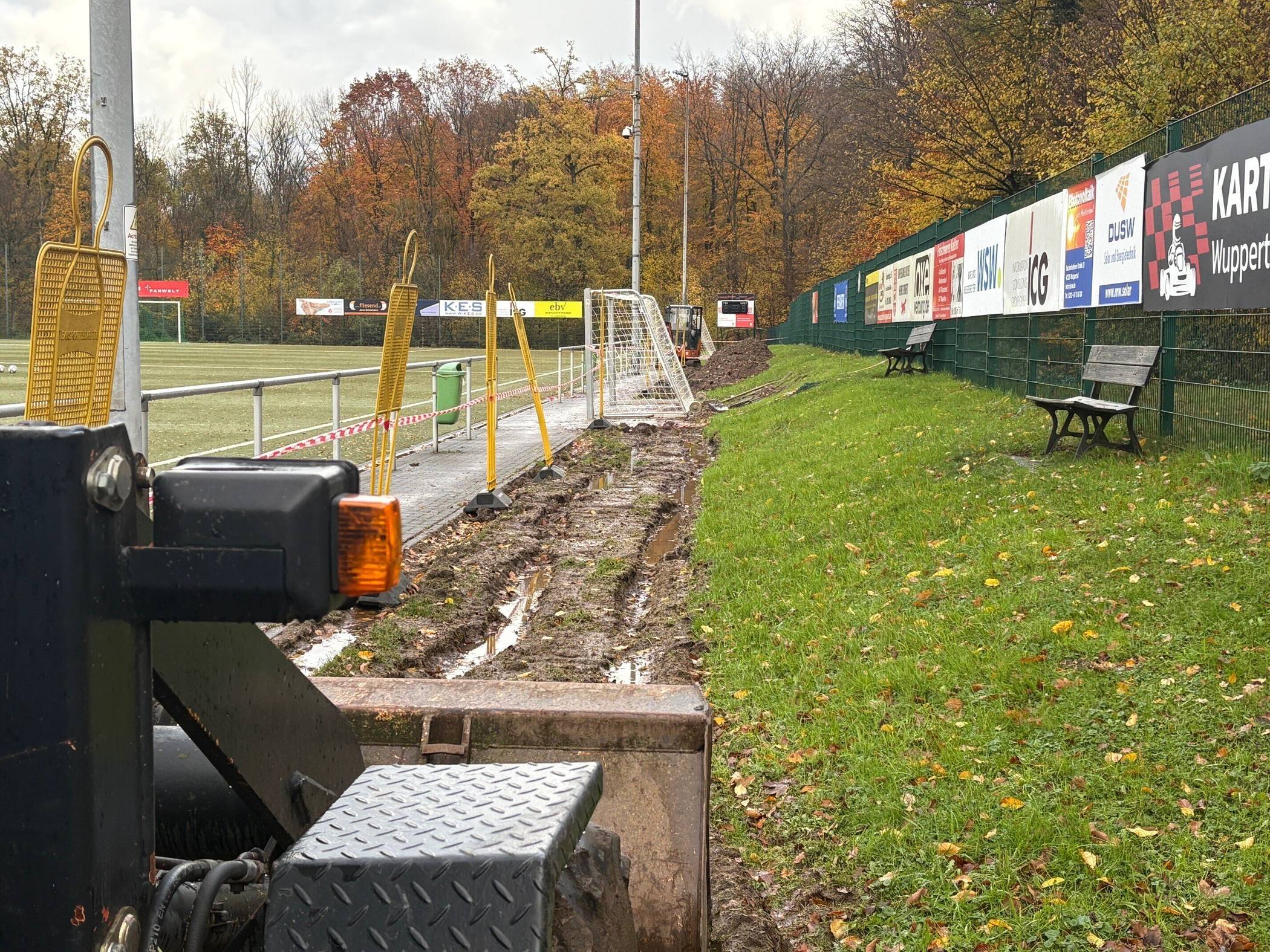  Bagger am Ort des Geschehens auf dem Sportplatz Lüntenbeck. 