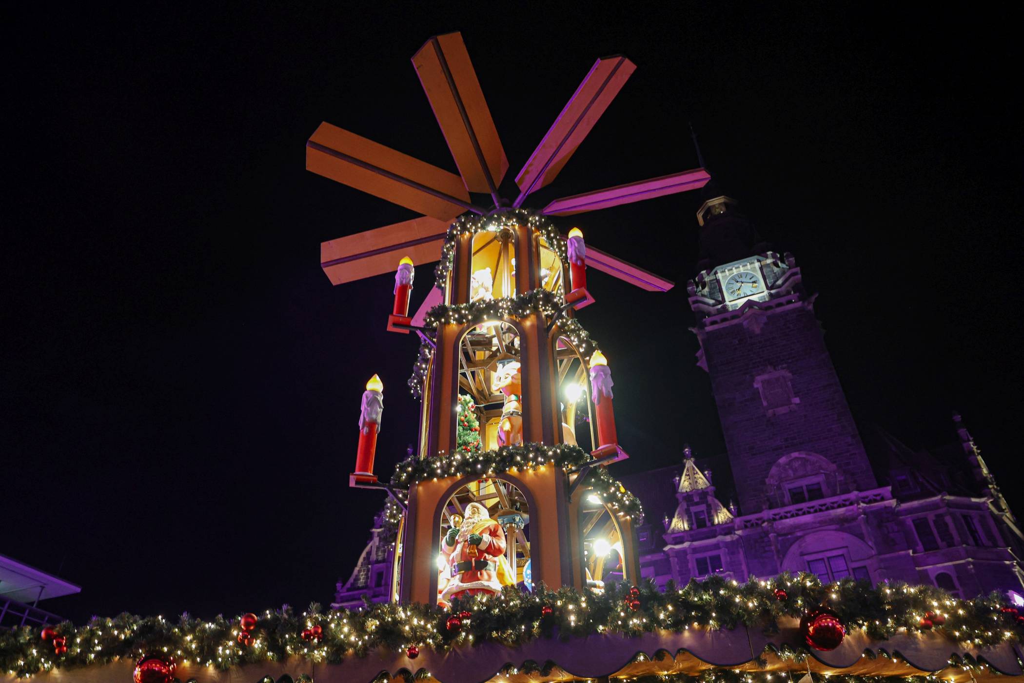  Die Pyramide auf dem Neumarkt. 