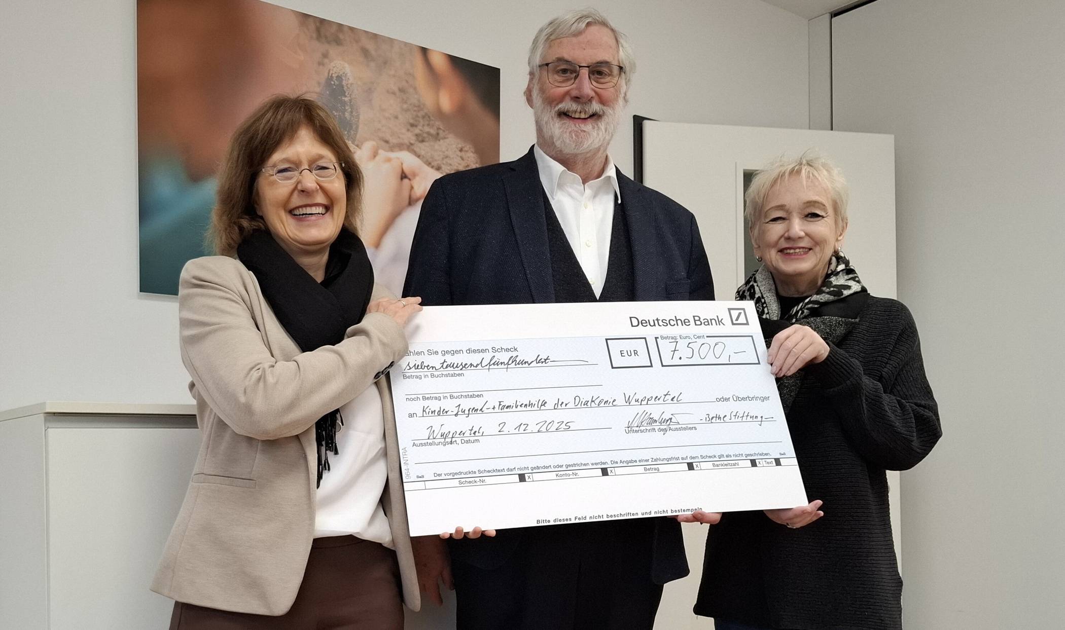  Von li.: Dr. Sabine Federmann, Diakoniedirektorin Wuppertal, Dr. Martin Hamburger (Mitglied im Vorstand der Bethe-Stiftung) und Silke Angenendt, Bereichsleitung (teil-)stationäre erzieherischen Hilfen der Diakonie Wuppertal Kinder, Jugend und Familie gGmbH. 