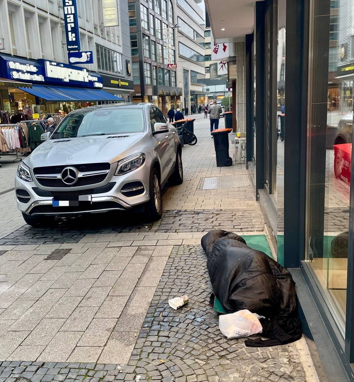 Ein Obdachloser in der Elberfelder City.