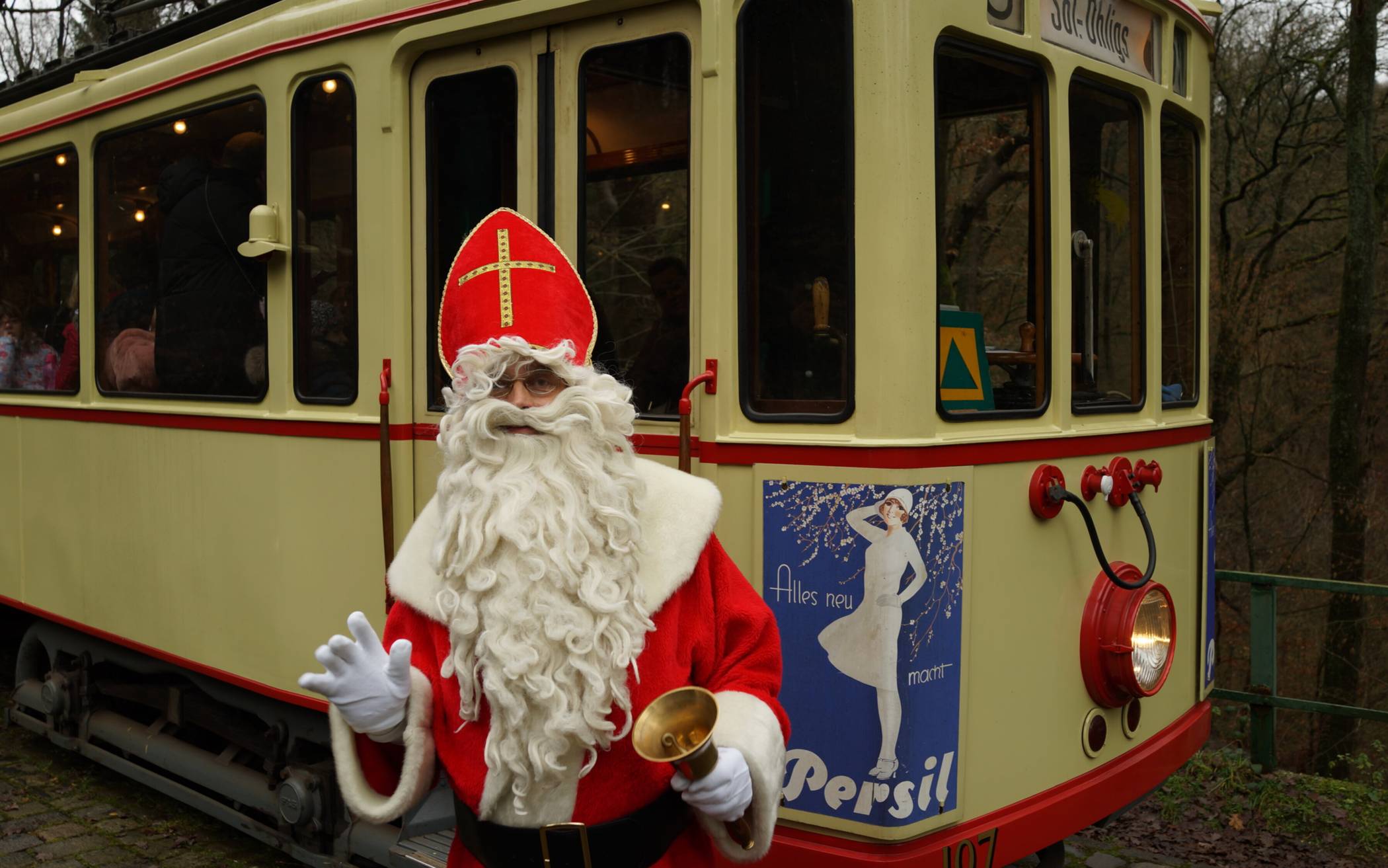 Der Nikolaus fährt in Wuppertal Straßenbahn