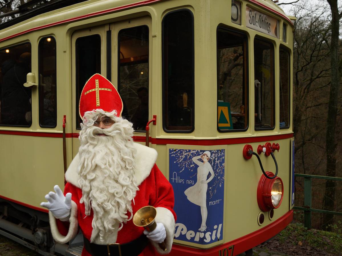 Der Nikolaus fährt in Wuppertal Straßenbahn