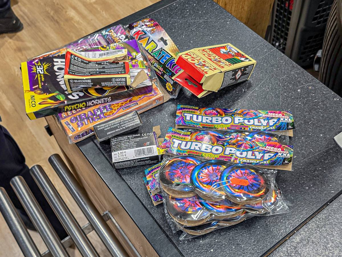 Ordnungsamt kontrolliert Jugendliche
