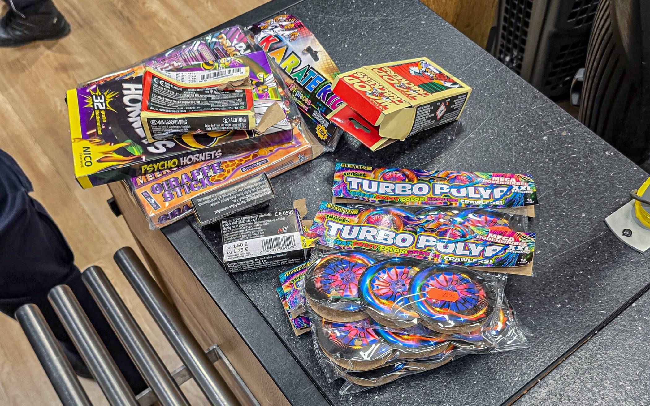 Ordnungsamt kontrolliert Jugendliche
