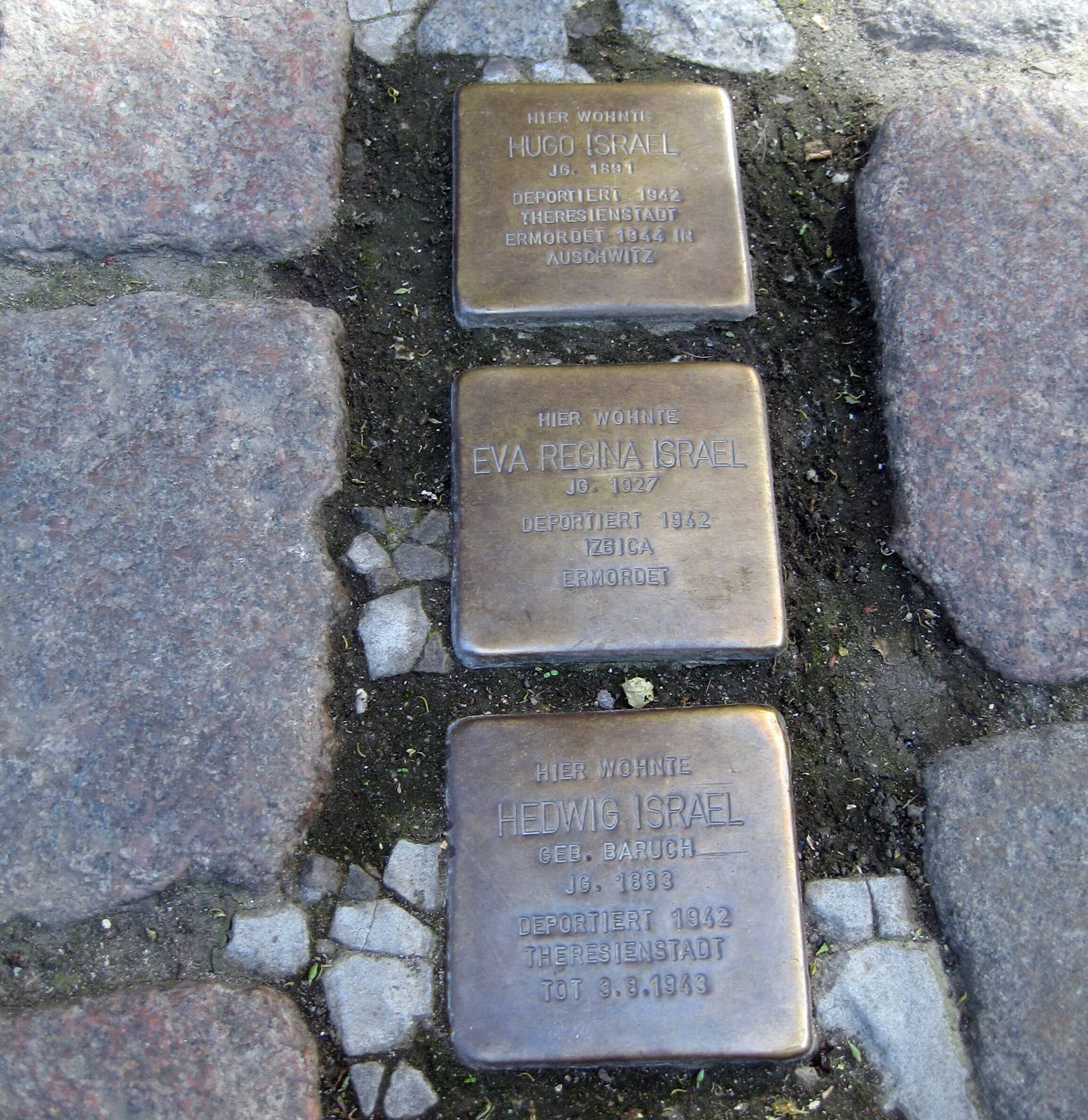 Drei der bereits verlegten Stolpersteine.