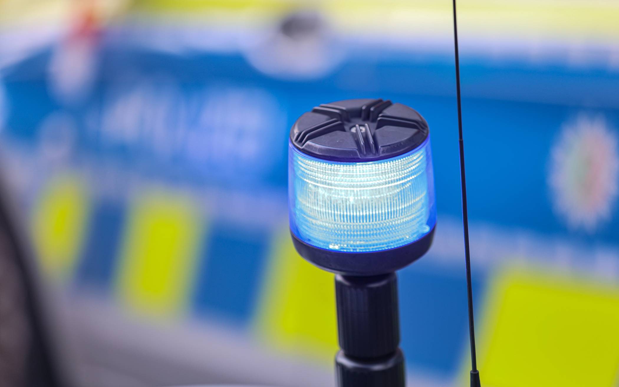 Ehefrau greift Mann mit Messer an