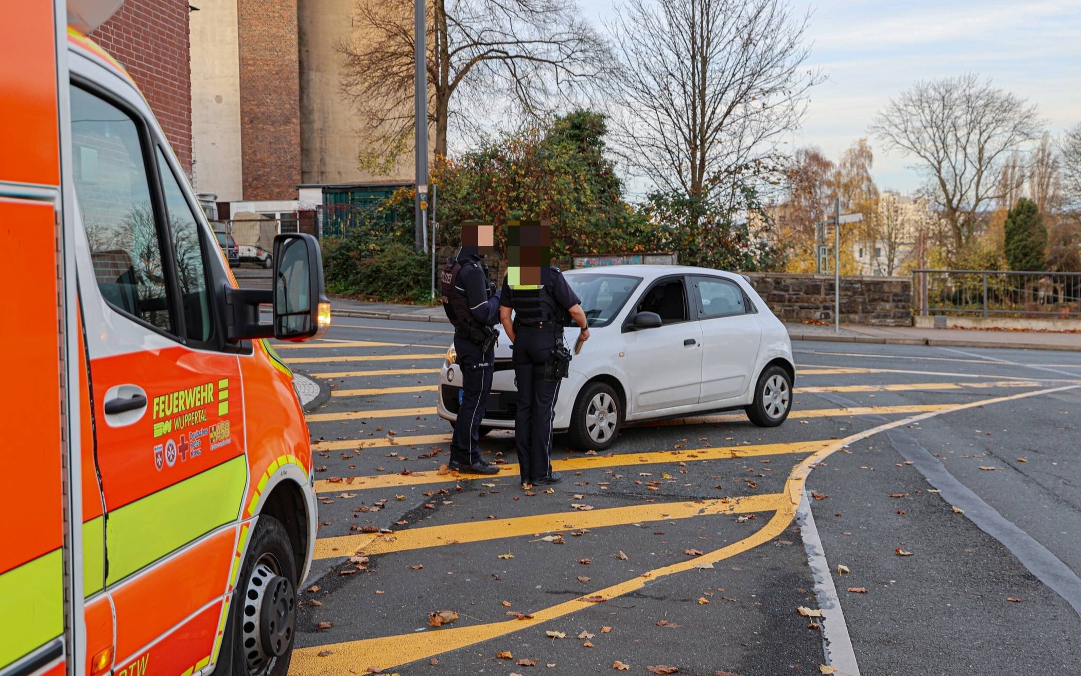 „Durchgezogene Linie und Abbiegeverbot“
