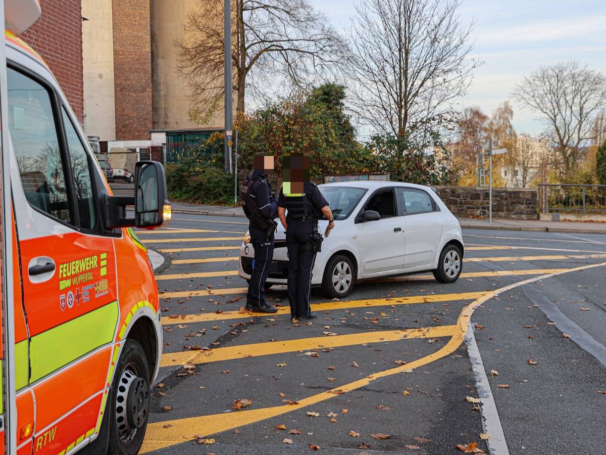 „Durchgezogene Linie und Abbiegeverbot“