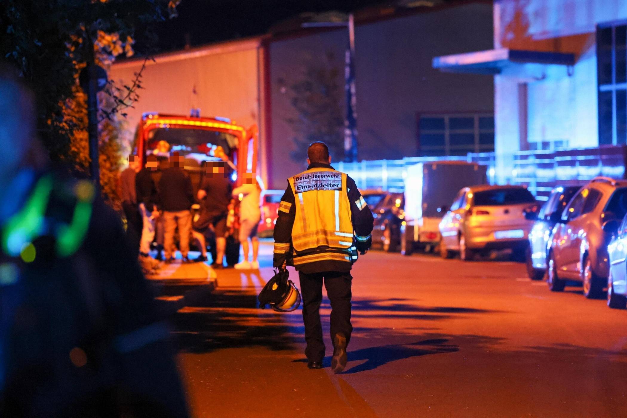  Die Einsatzkräfte an der Unfallstelle. 