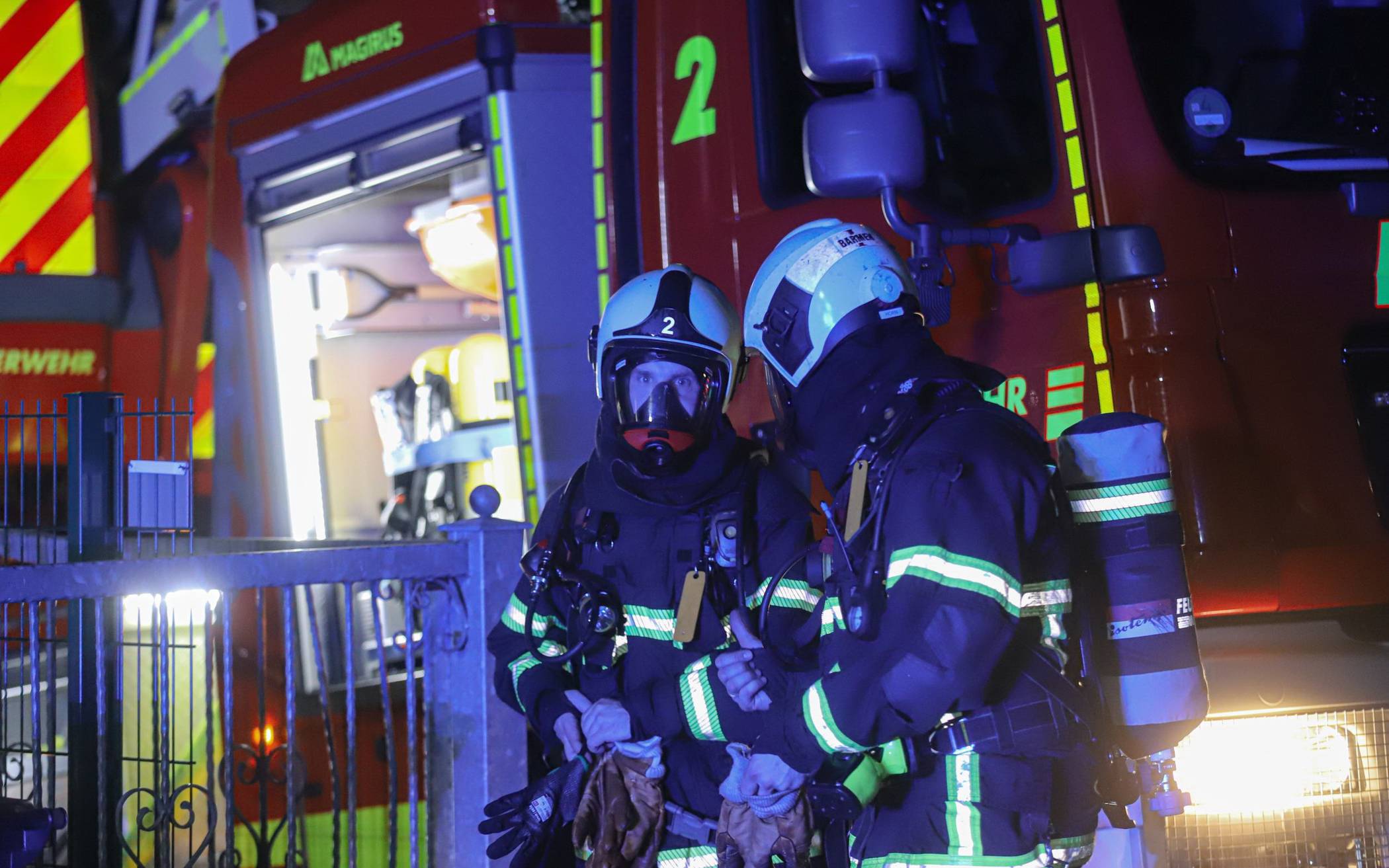 Holzhütte brennt auf ehemaligem Bahngelände