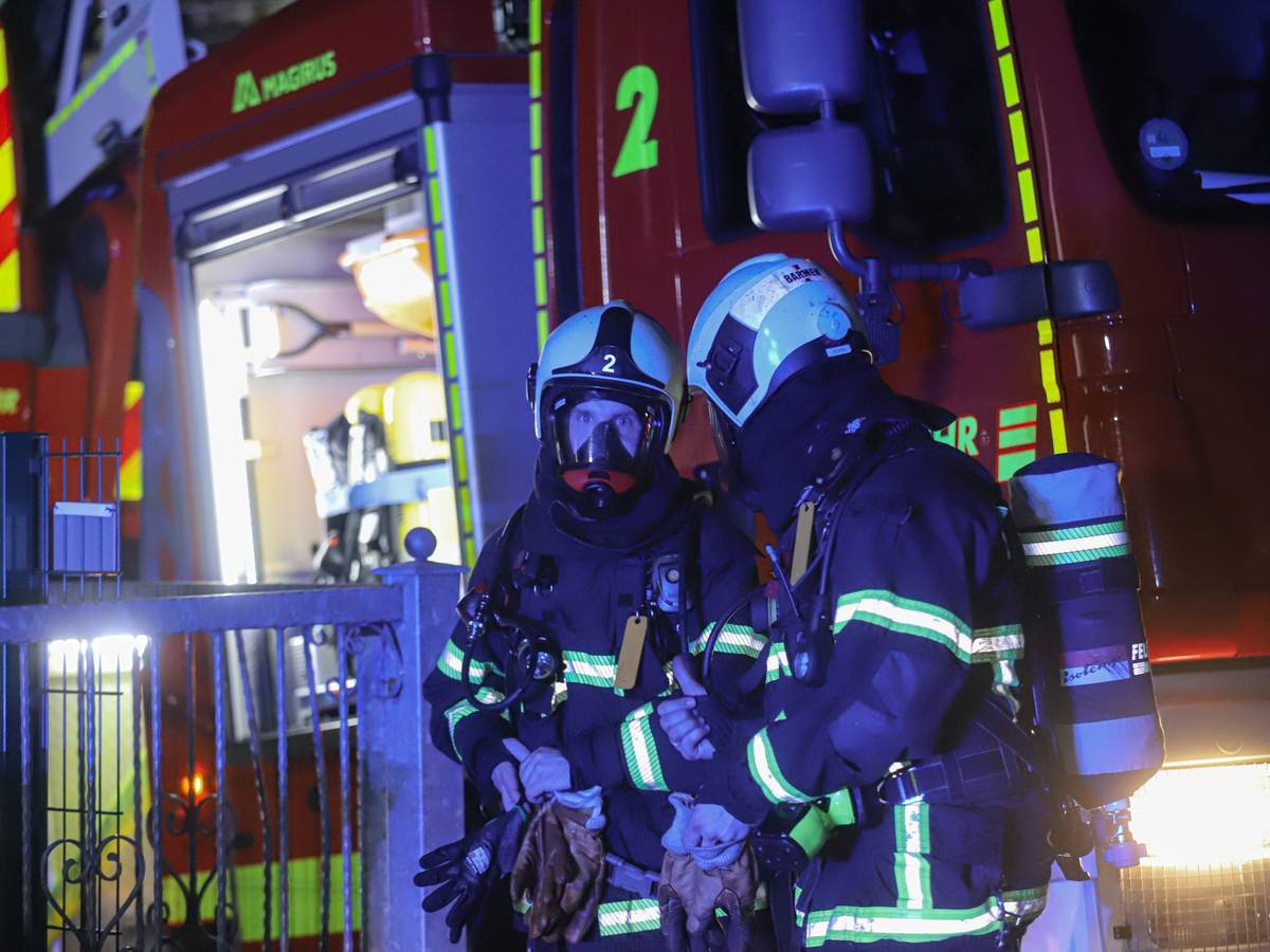 Holzhütte brennt auf ehemaligem Bahngelände