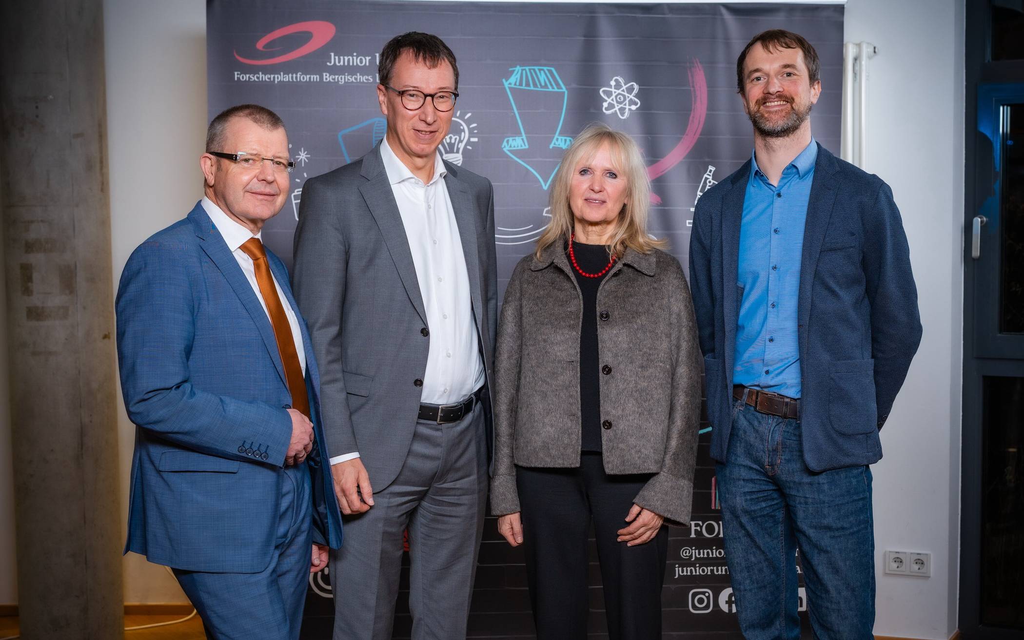 Der neue Vorstand des Junior-Uni-Fördervereins (von li.): Schriftführer Jochen Braun. Vorstandsvorsitzender Axel Jütz, Stellvertreterin Prof. Dr. Gela Preisfeld und Schatzmeister Dr. Stefan Hellhake.