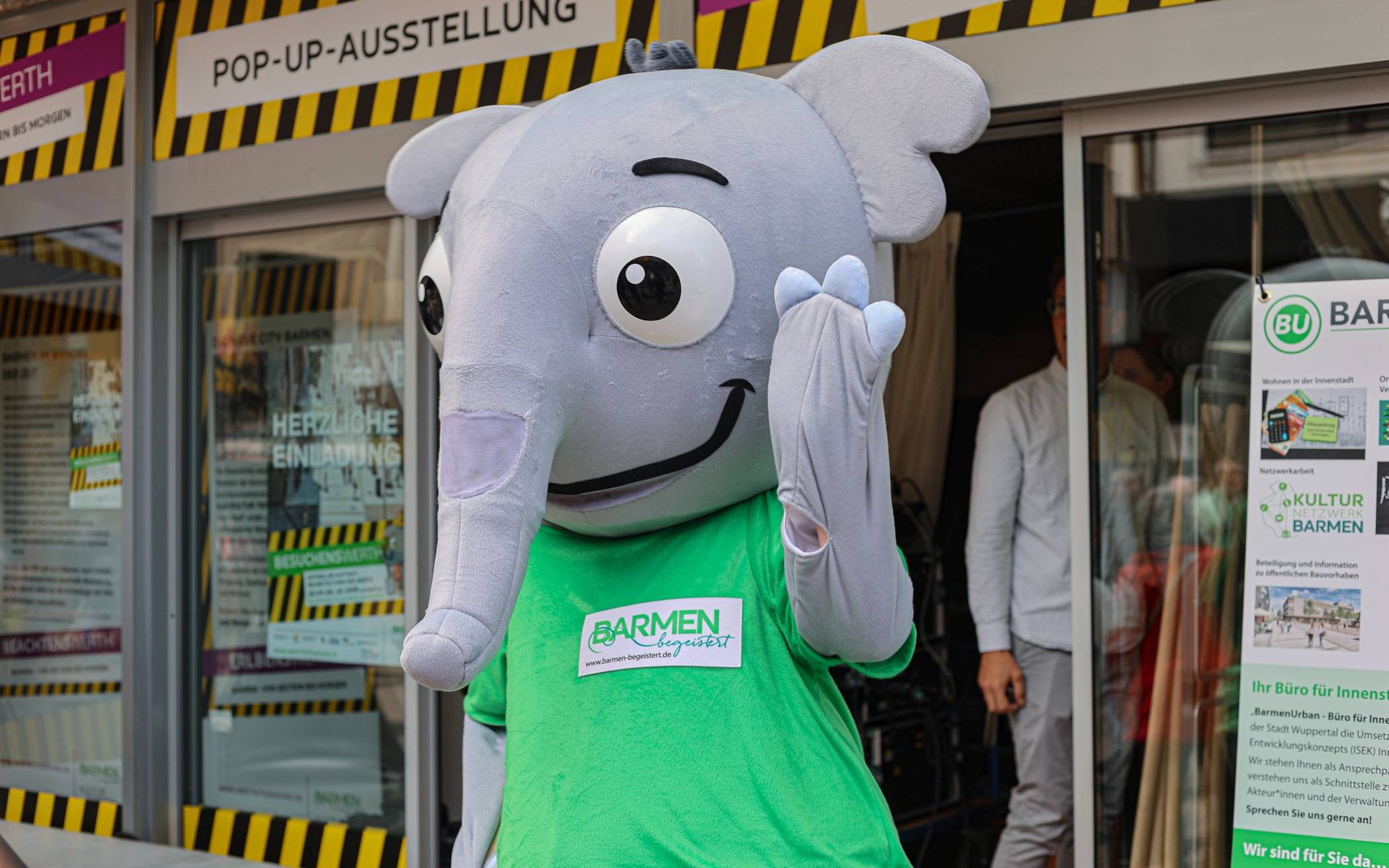 Tuffi wird am Samstag aus einem Eisblock geschnitzt